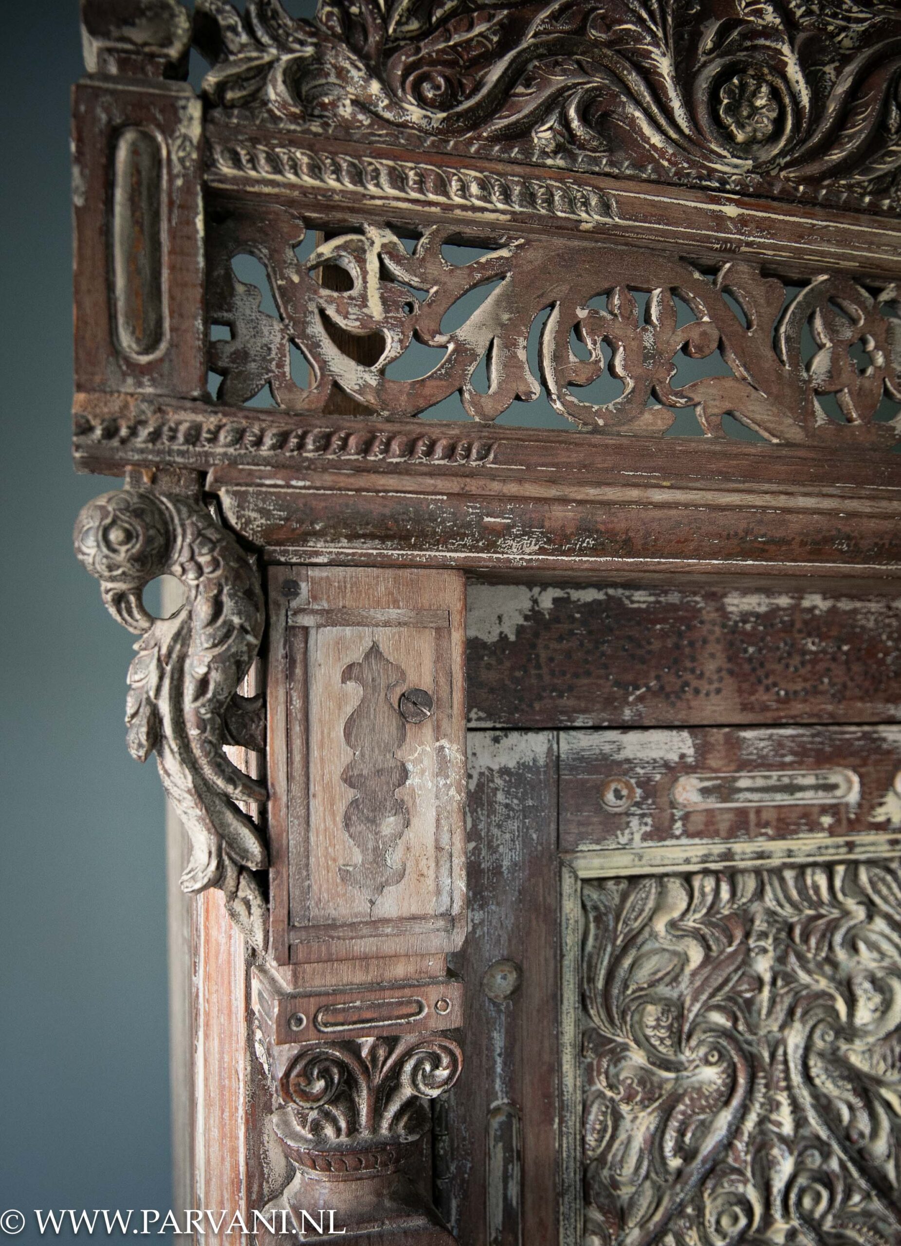 Oud uniek 2 deurs kastje met kuiflijst uit India met prachtig houtsnijwerk, mooie patina en bronzen details