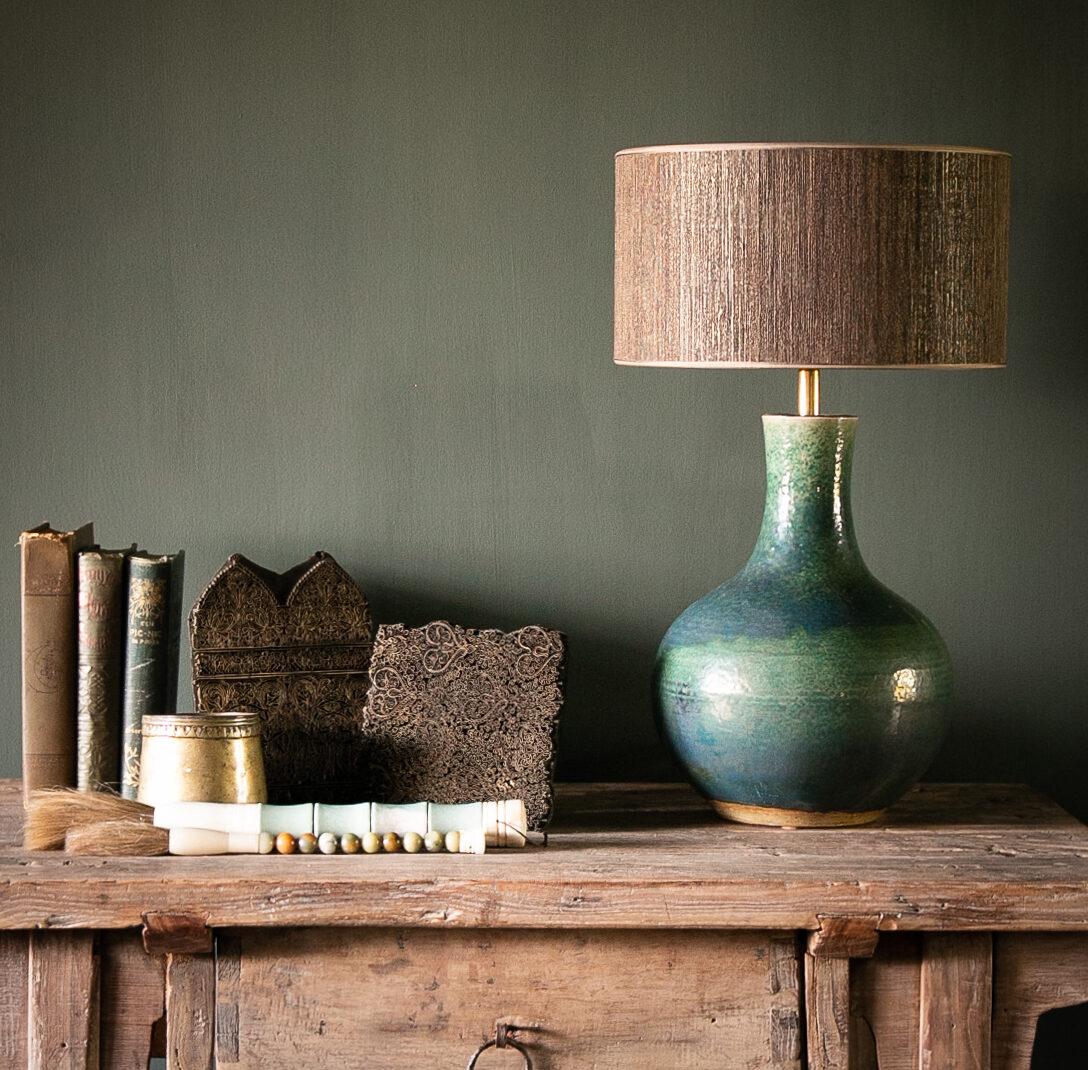 Groen blauwe aardewerk vaaslamp uit China met smalle hals, bruine kap en brons groene accessoires
