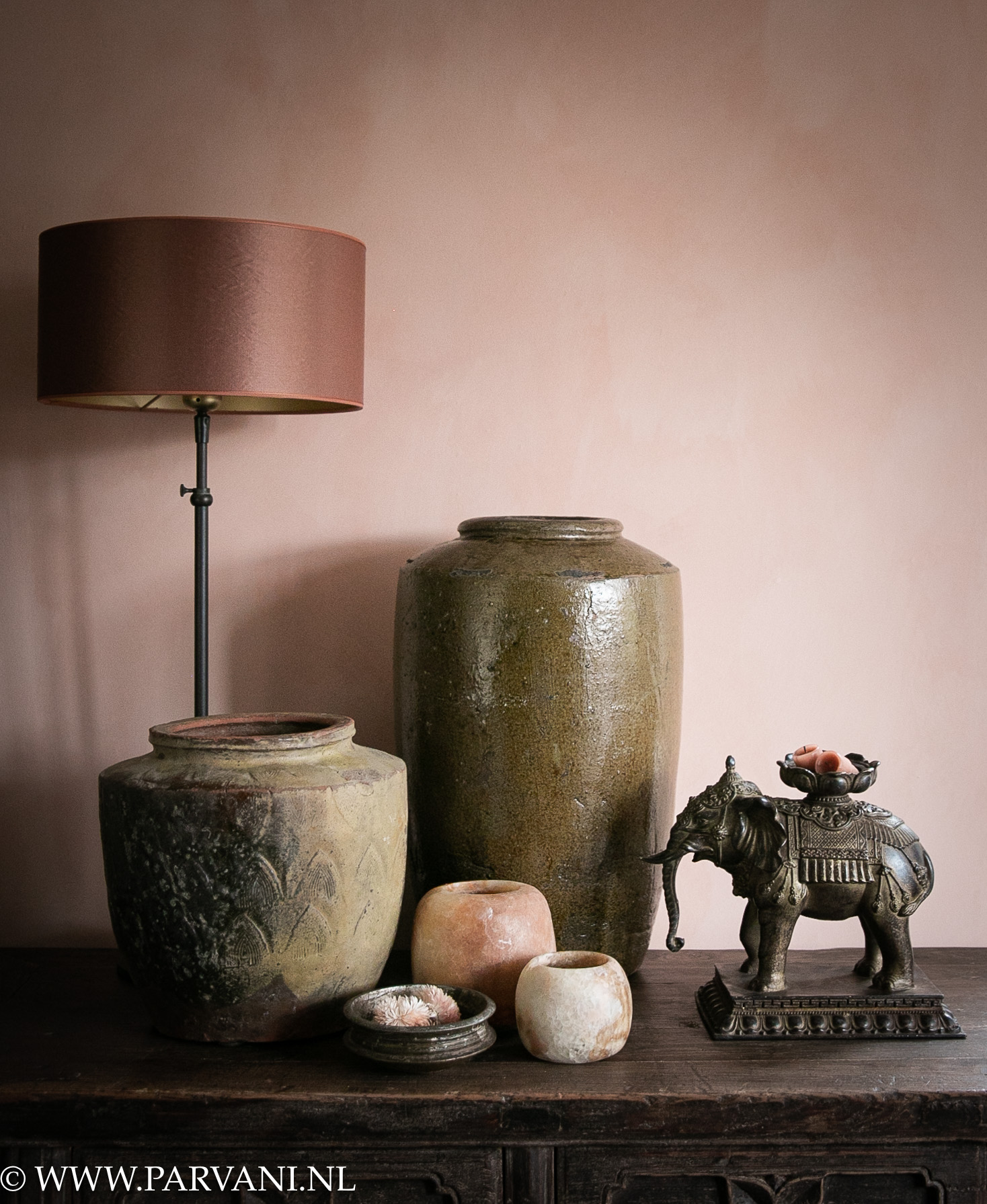 Groen bruine aardewerk potten met set Tibetaanse bronzen olifanten en roze albaster windlichten met tafellamp Delphi met oudroze satijnen kap
