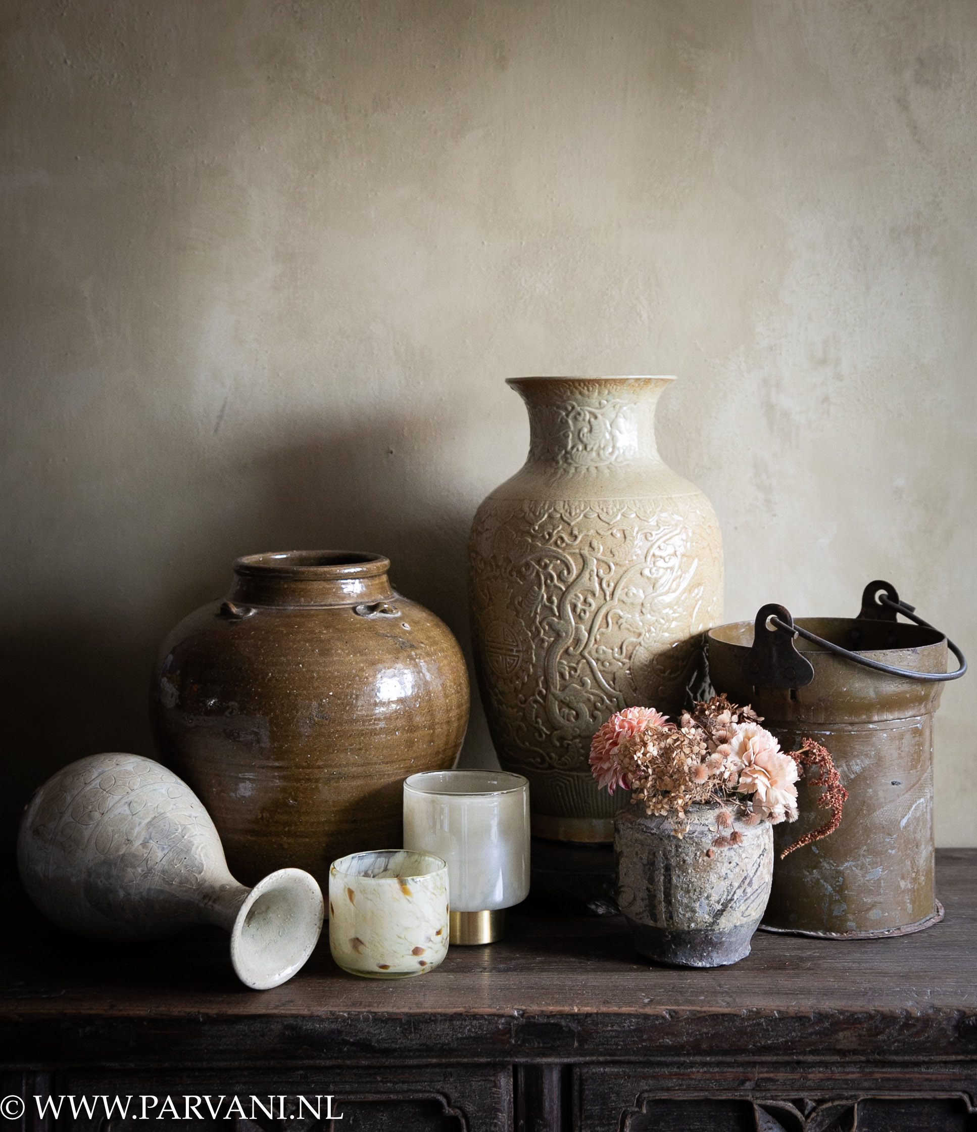 Groep Chinese aardewerk vazen, potten en glaswerk in warme bruin groen oker en beige naturelle tinten