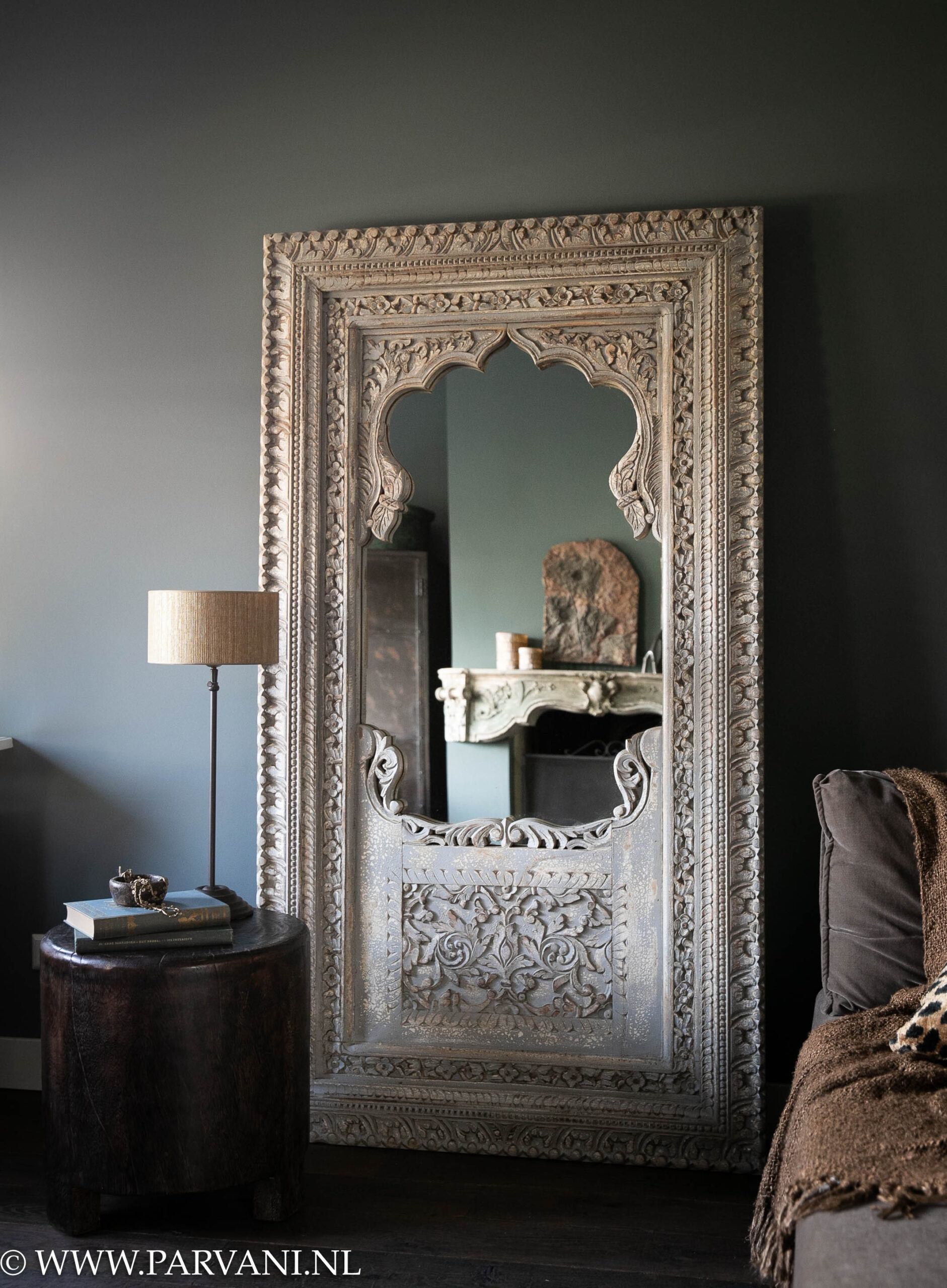 Grote Indiase houten spiegel met snijwerk sierlijst en toog met grijze patina