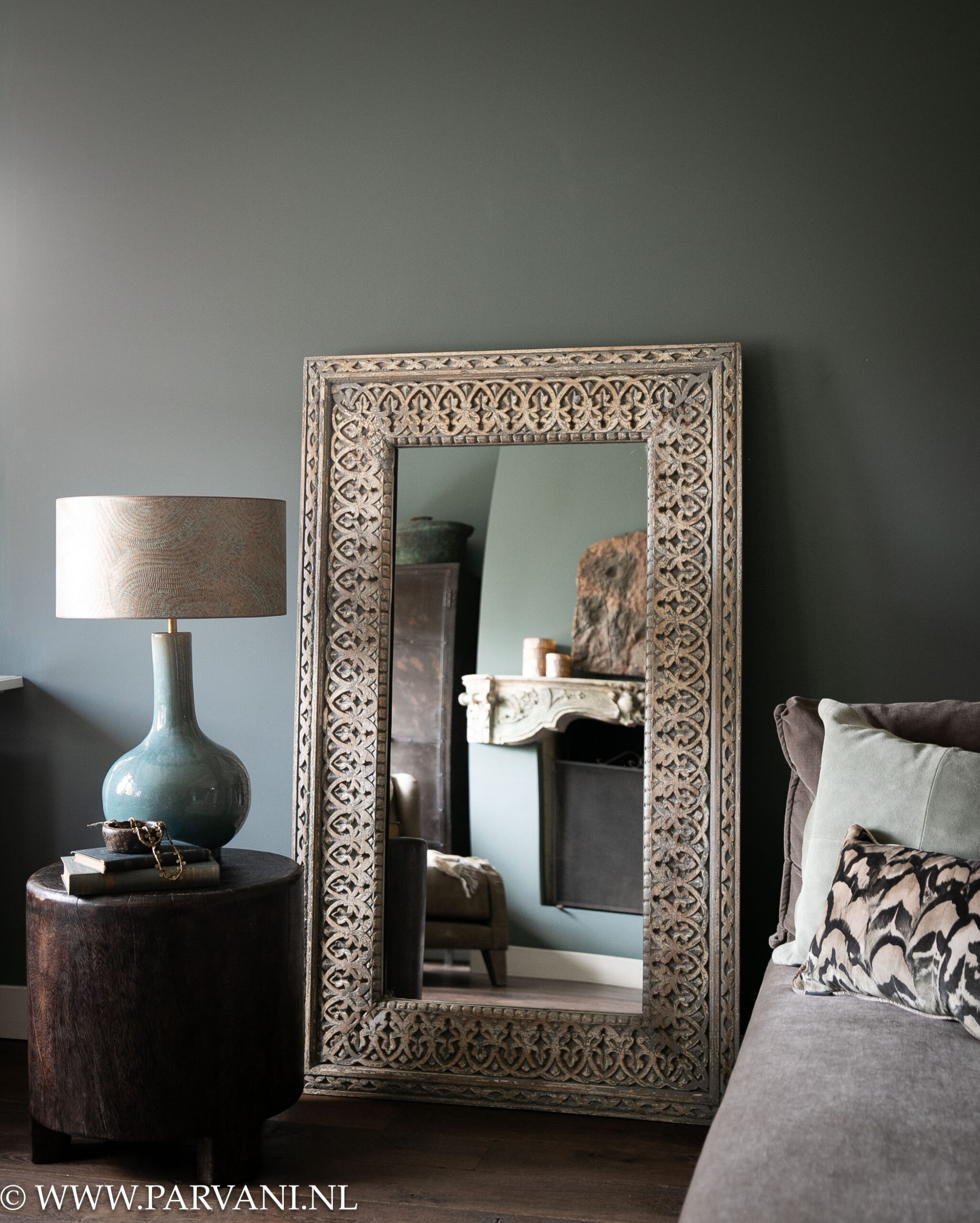 Grote Indiase houten spiegel met snijwerk sierlijst en grijze patina
