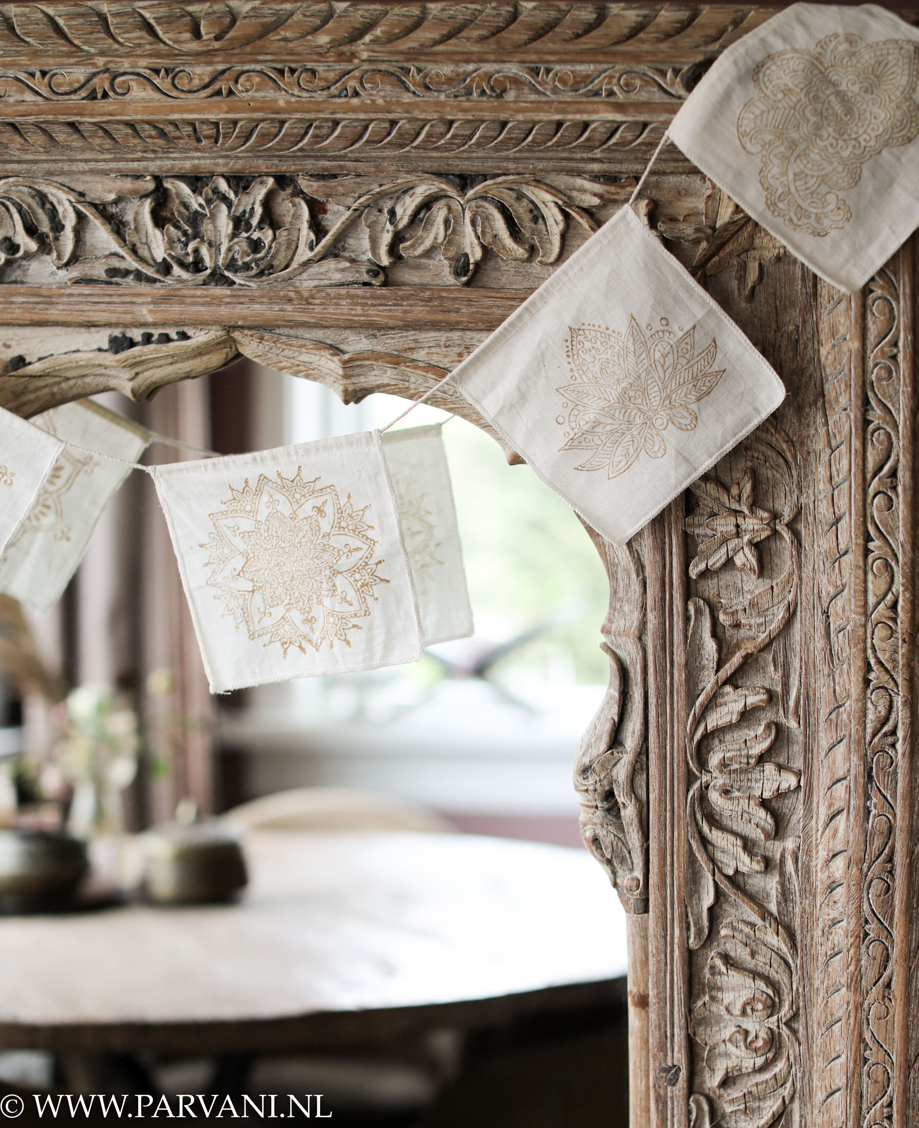 Grote Indiase lijst naturel met houtsnijwerk en spiegel met beige katoenen Mandala vlaggenlijn uit Nepal