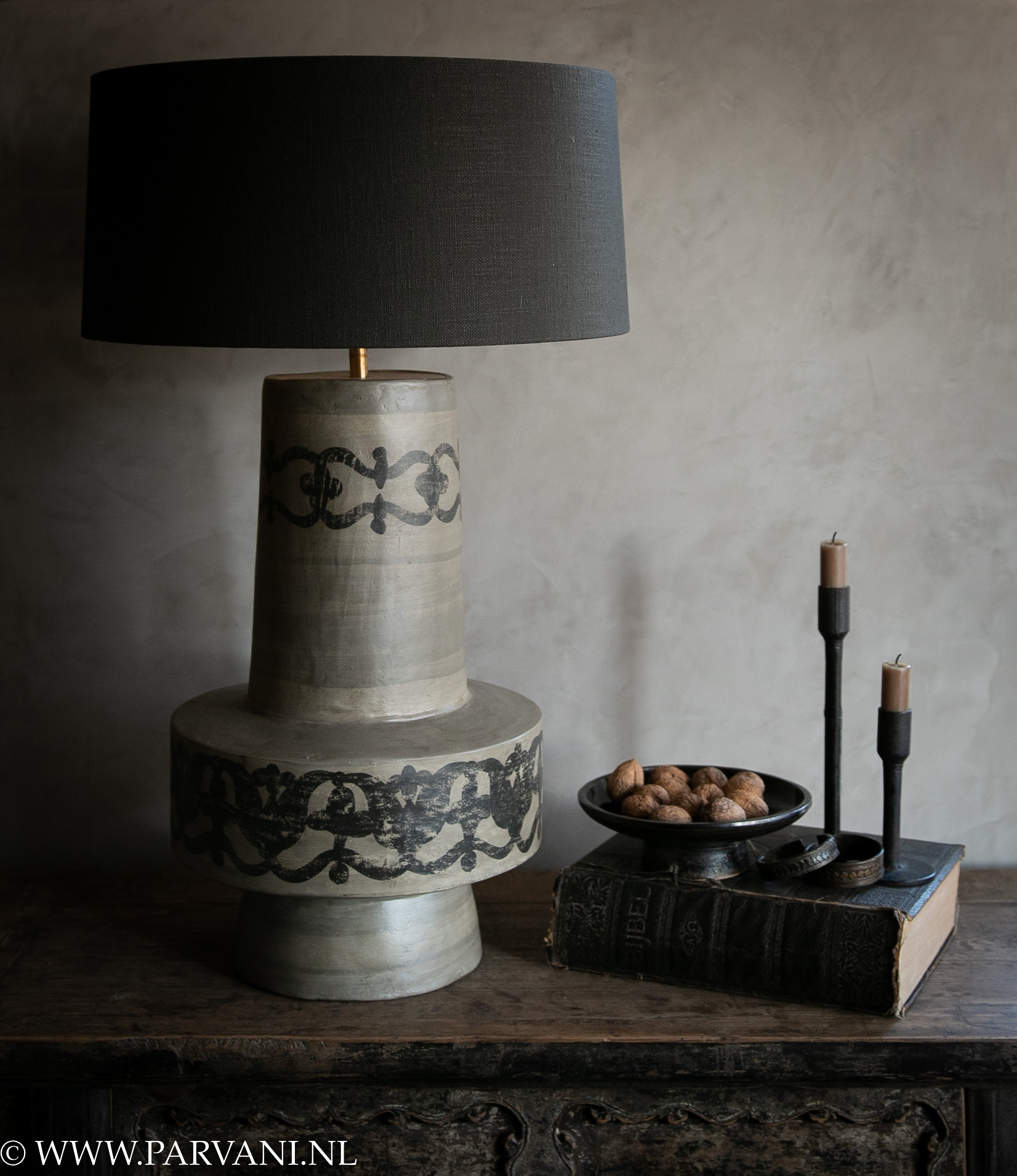 Grote beige grijze tafellamp met zwart patroon beschilderd met donkere linnen kap