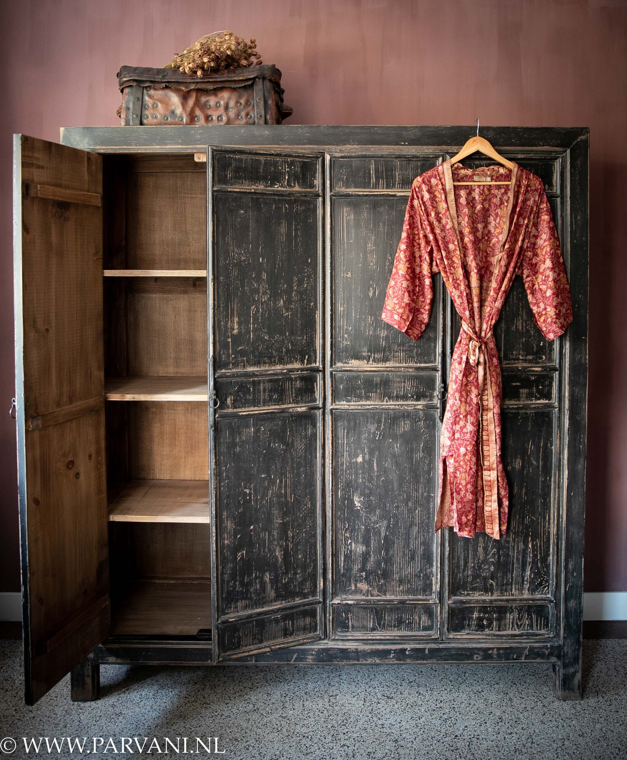 Grote Chinese houten 4 deurs kast met veel bergruimte met donkere zwarte kleur verf