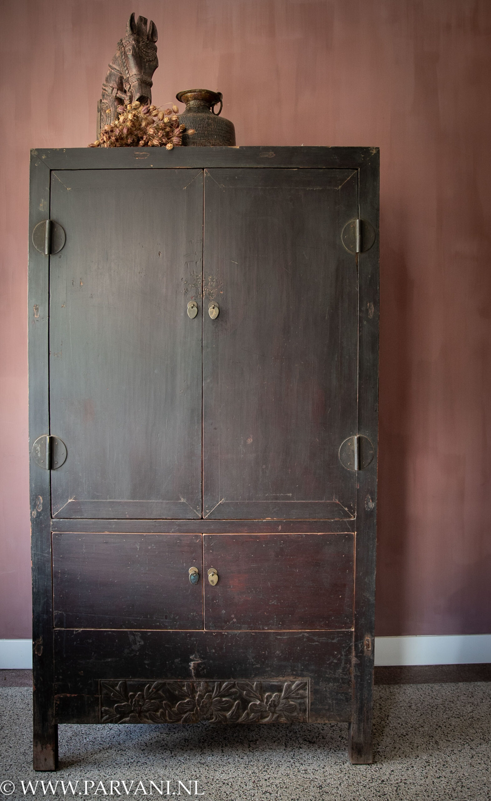 Grote oude Chinese kast 4 deurs met lades en snijwerk in donkere roodbruine kleur