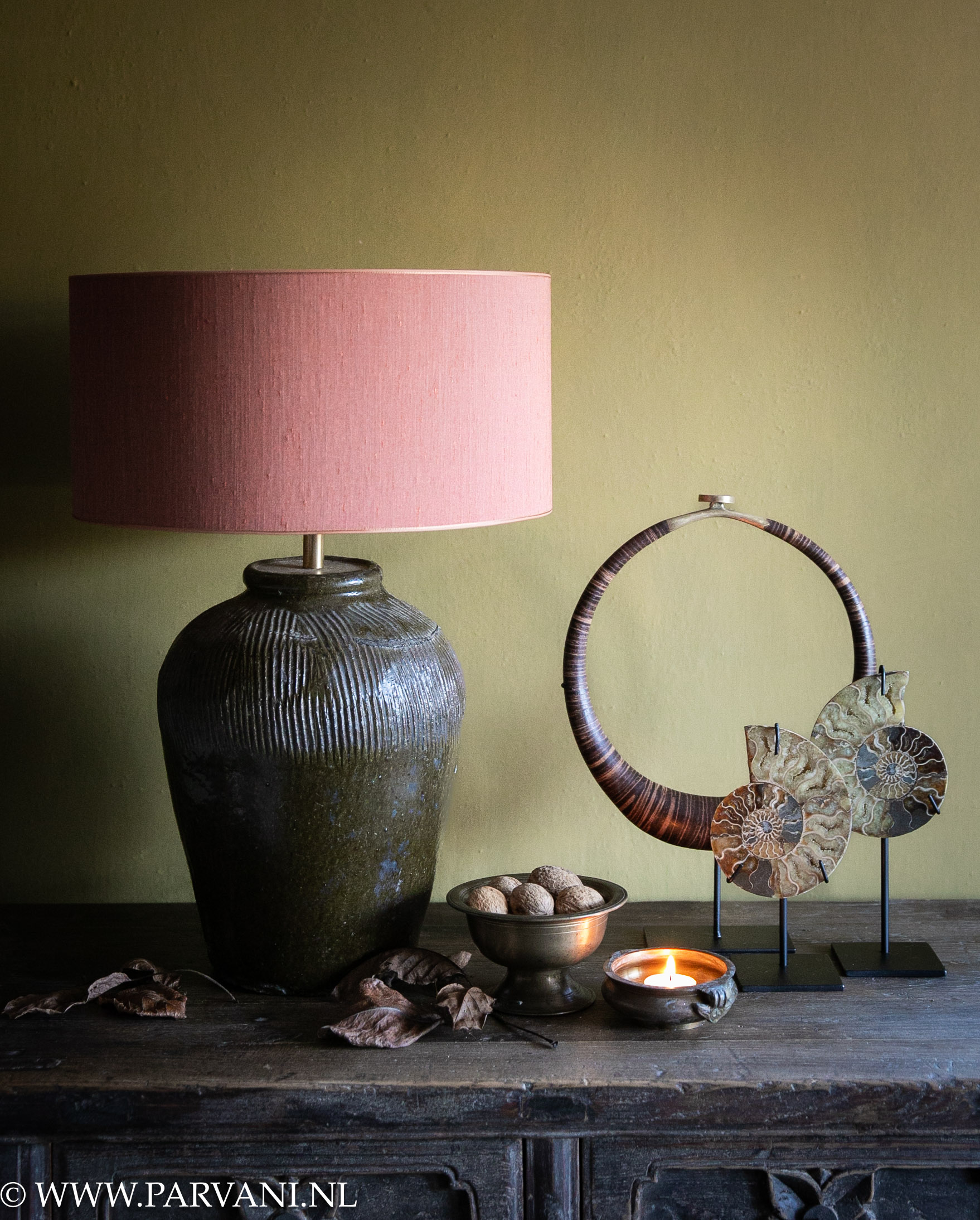 Olijfgroene kruiklamp met brique roze kap, set ammonieten en ketting op standaard met oude brons messing schaaltjes