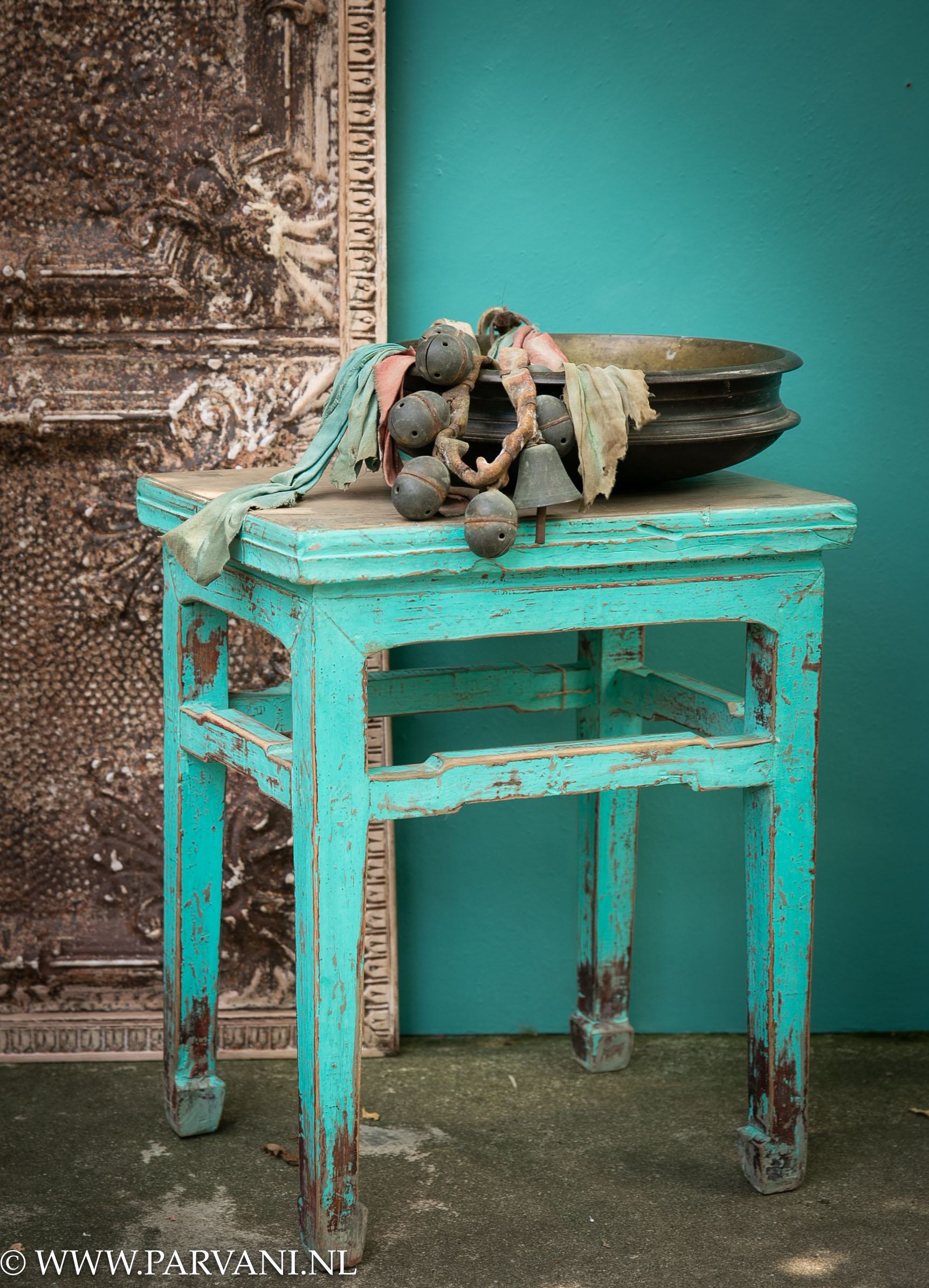 Oud Chinees houten krukje bijzettafel turquoise blauw met bronzen urli met bellenriem en groot paneel met ornamenten uit India