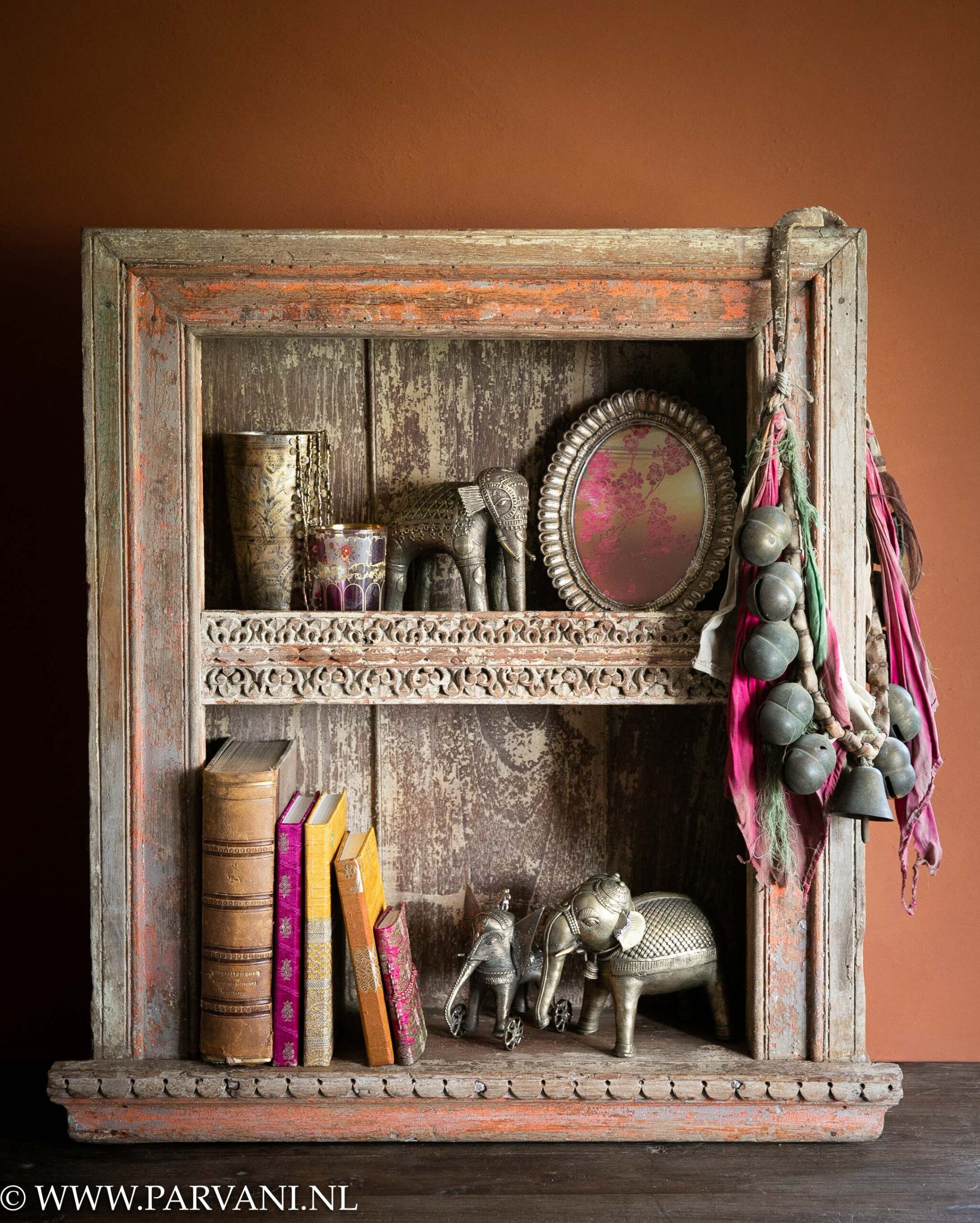 Oud uniek houten hangkastje met snijwerk, Indiase olifanten, boekjes en brass bruidsbeker met oude bellenriem
