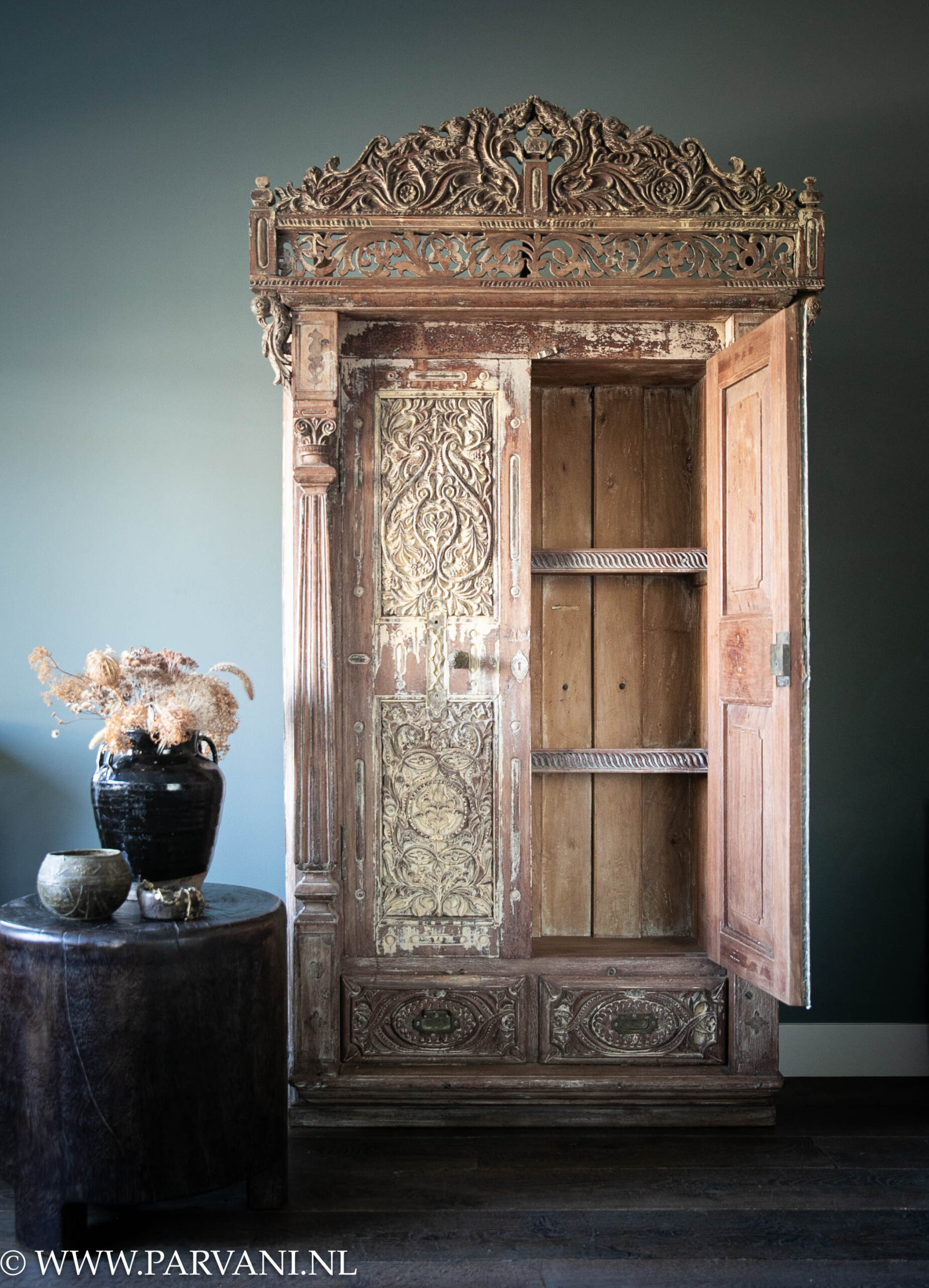 Oude unieke Indiase kast met 2 deuren 2 lades, houtsnijwerk en mooie kuiflijst