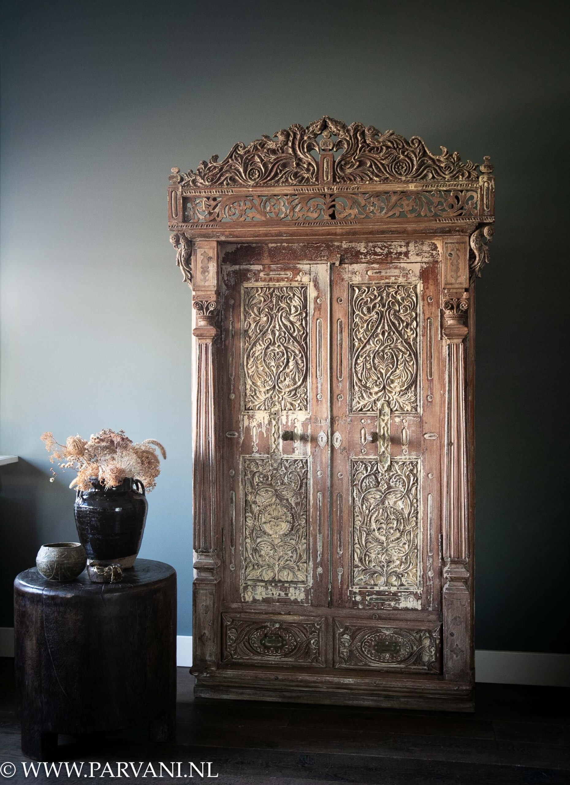 Oude unieke Indiase kast met 2 deuren 2 lades, houtsnijwerk en mooie kuiflijst