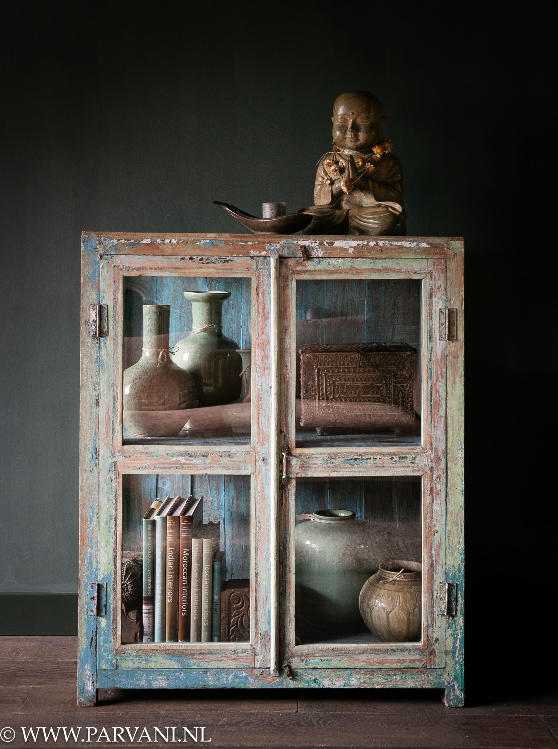 Oude houten glaskast, vitrinekast uit India met blauw groene kleur patina en mooie accessoires