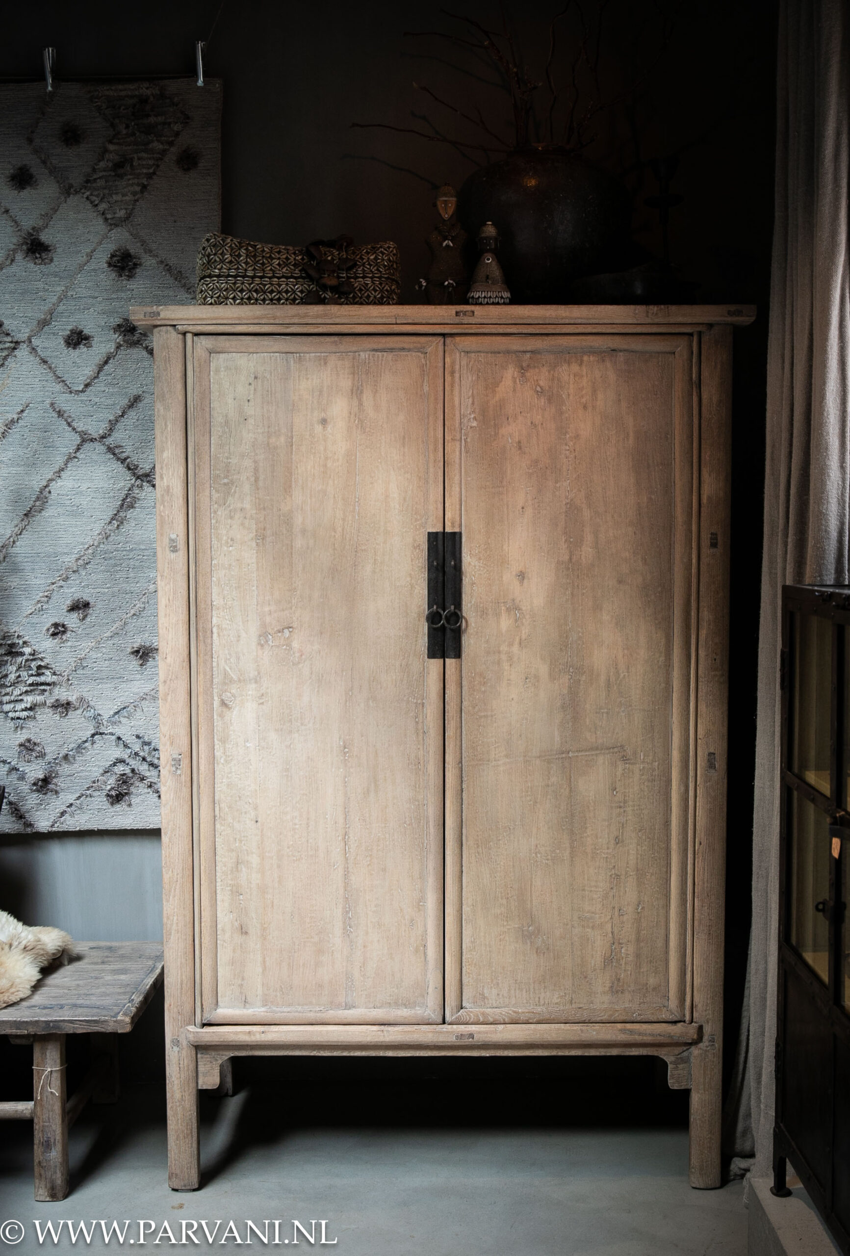 Oude unieke Chinese 2 deurs kast in lichte naturelle kleur met plank en lades