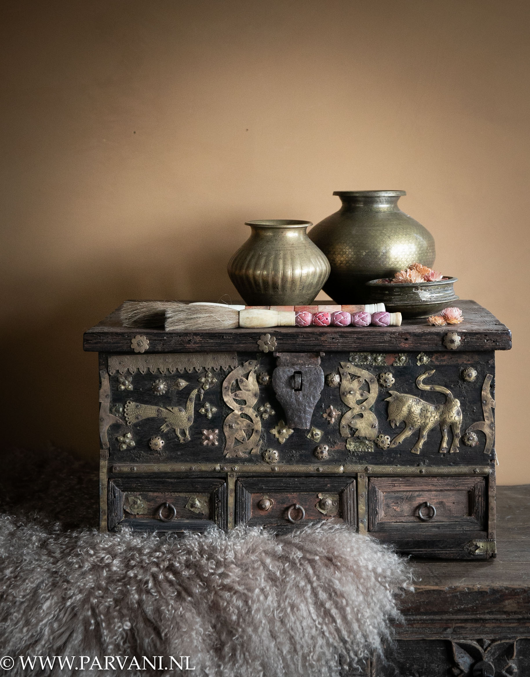 Oude unieke houten kist uit India met lades en goudkleurig metaalbeslag en messing vaasjes, krulvacht en Chinese kwasten