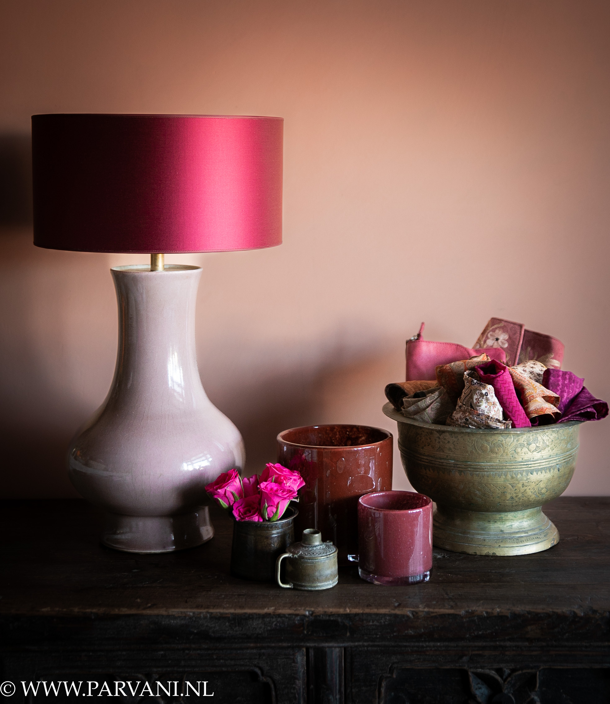 Oudroze paarse tafellamp vaaslamp met cyclaam roze kap, oude schaal met sjaals en kleurrijke glazen windlichten en bronzen potjes