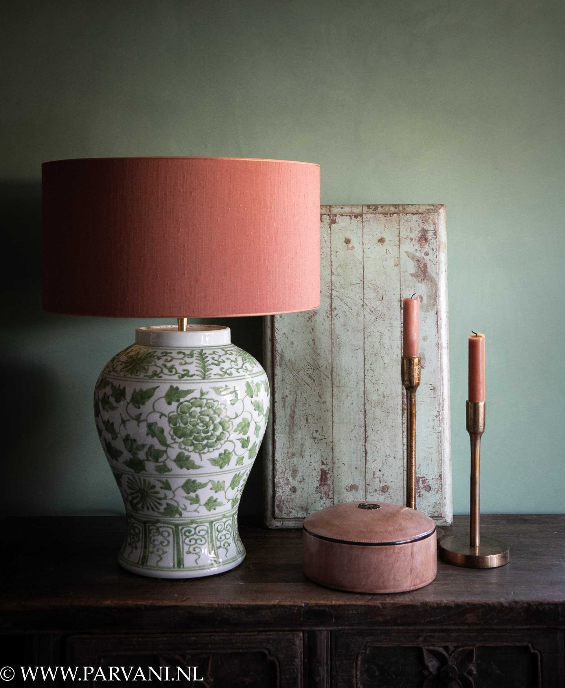 Porseleinen tafellamp uit China met fris groene beschildering, terra roze kap en accessoires en oud houten theeplankje uit India