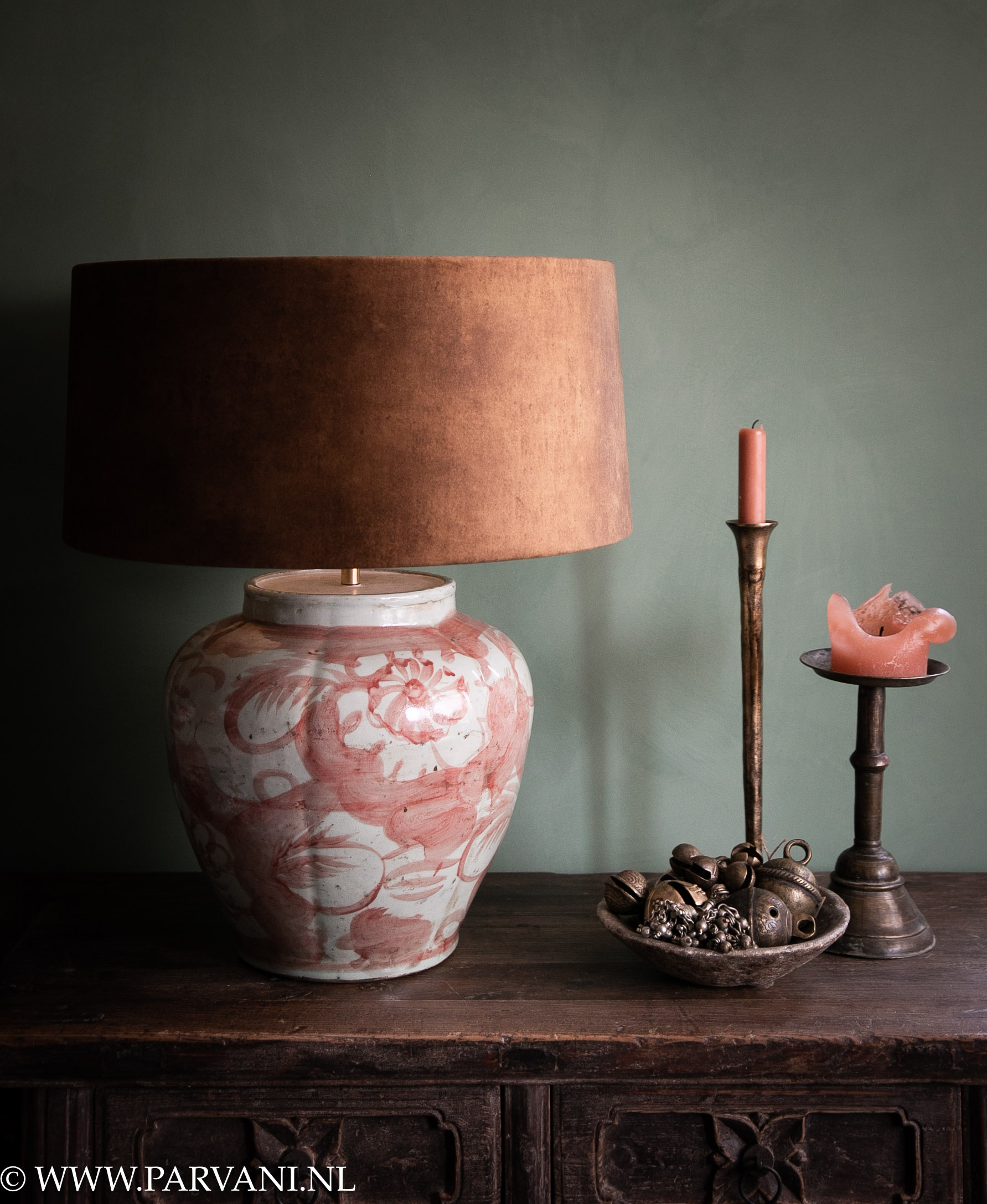 Porseleinen tafellamp uit China met roze beschildering, goud bruine velvet kap en brons goudkleurige accessoires