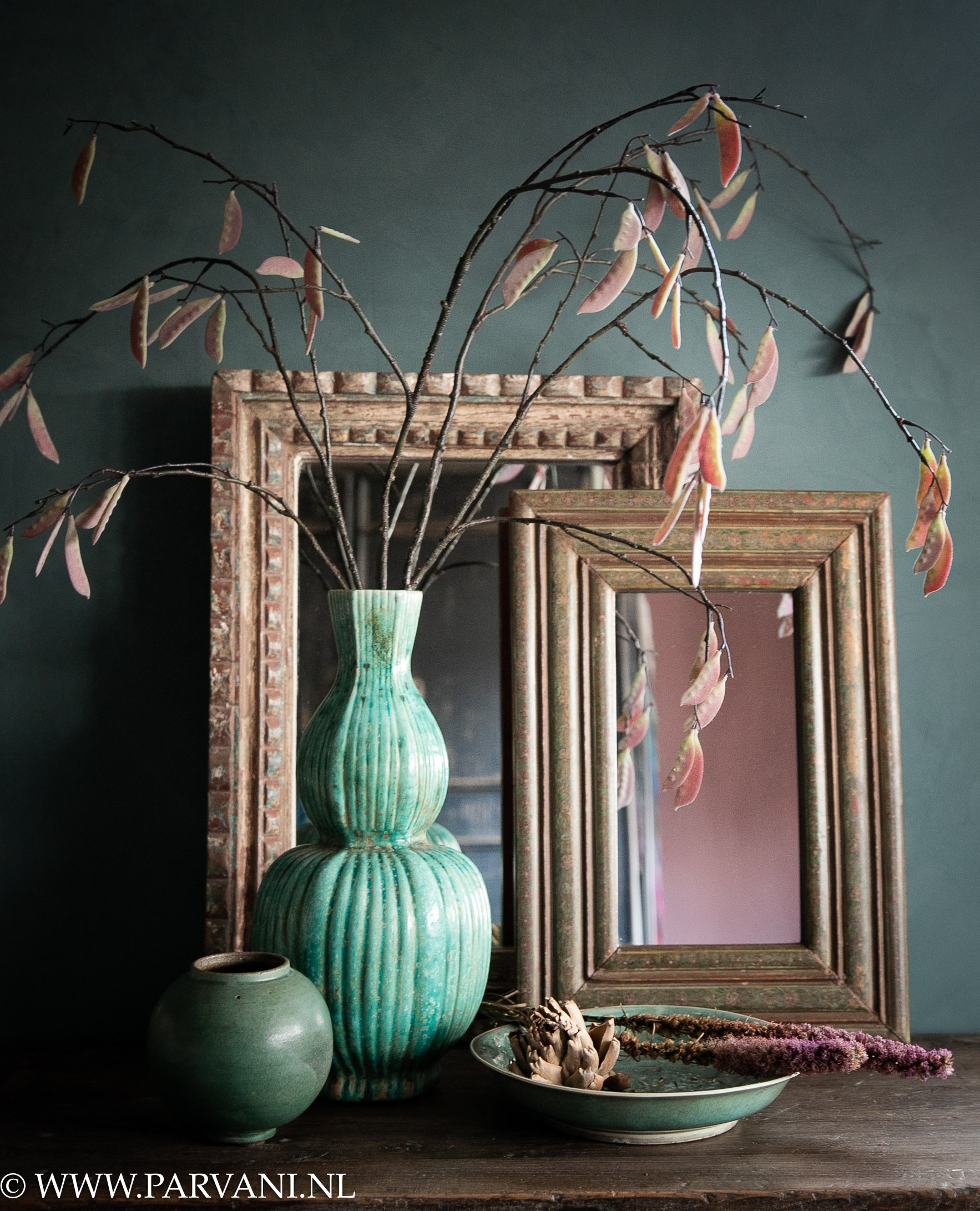 Unieke oude Indiase houten spiegels met groenblauwe Chinese vazen en zijde takken met lila roze