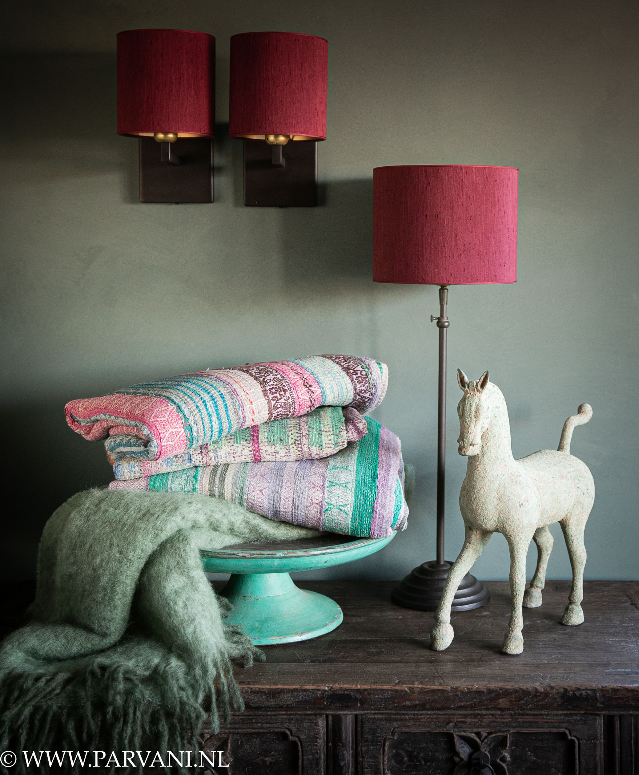 Bruine vierkante metalen wandlampjes Limena en in hoogte verstelbare tafellamp Delphi van Frezoli met ronde kapjes in Burgundy kleur