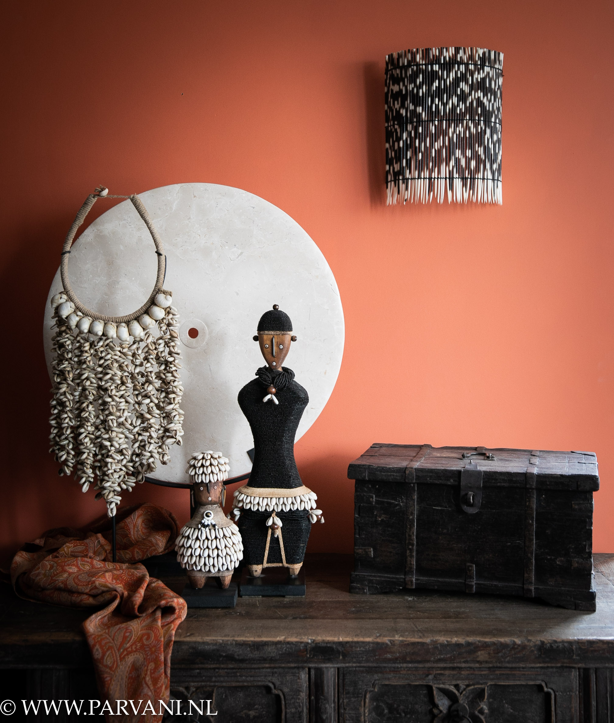 Ethnic chic woonaccessoires uit Indonesië met zwart witte stekelvarken wandlamp