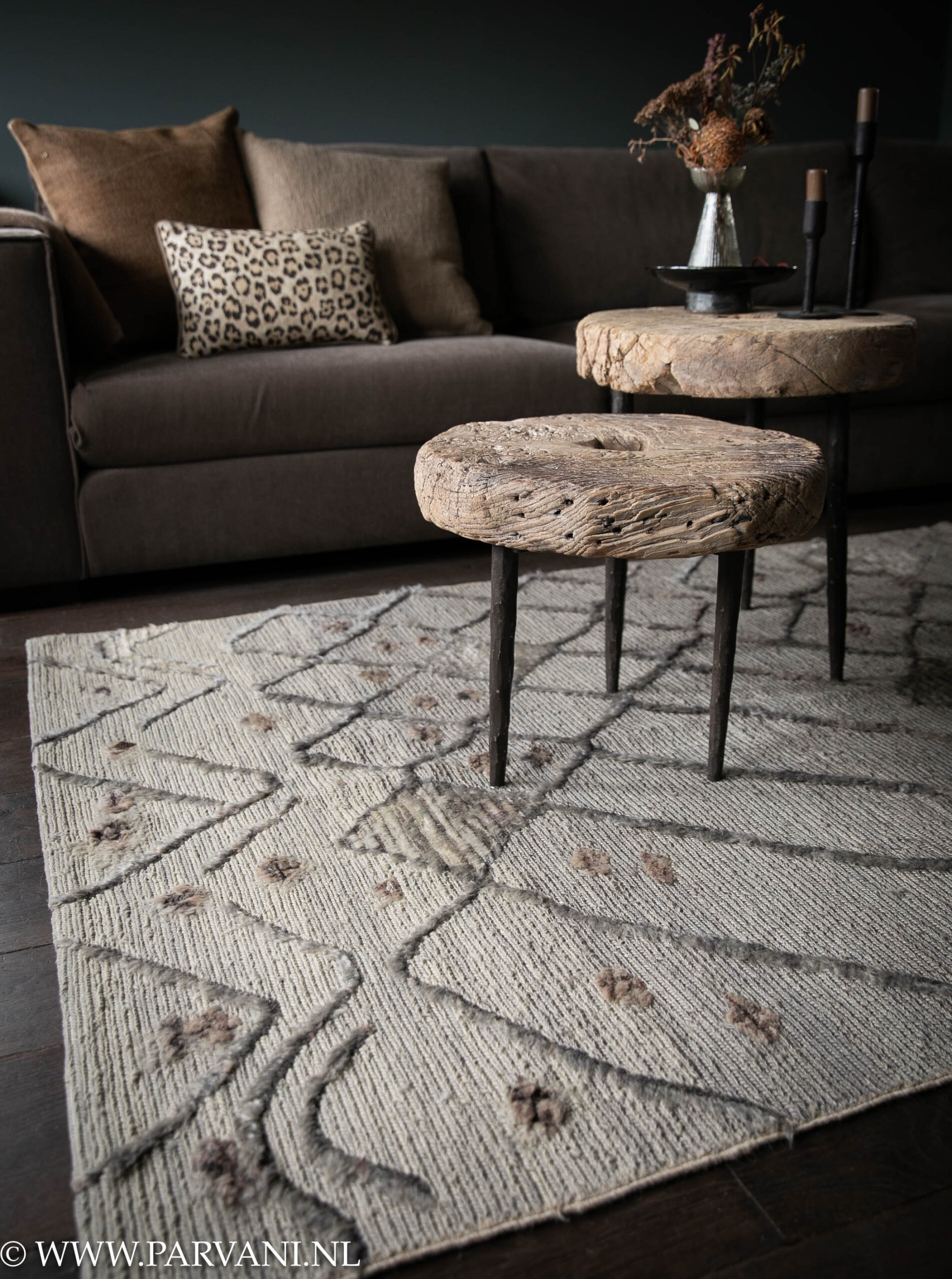 Berber Tulu tapijt in beige grijze kleur met bruine accenten en twee oude ronde houten wieltafeltjes