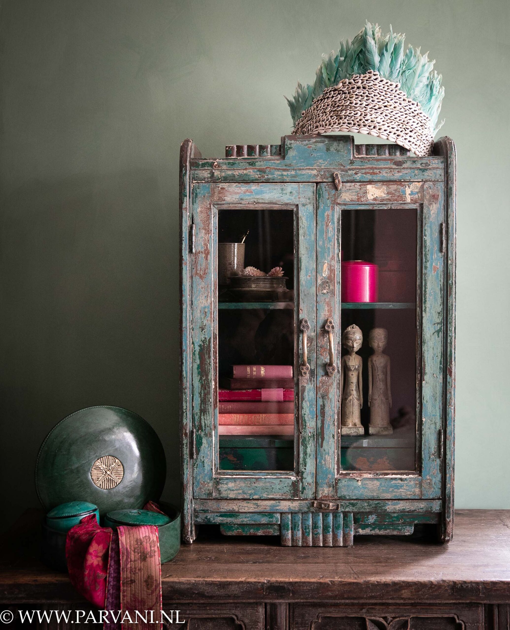 Blauw groen oud hangkastje vitrinekastje uit India met glas, verentooi en ronde sieradendoos van leer