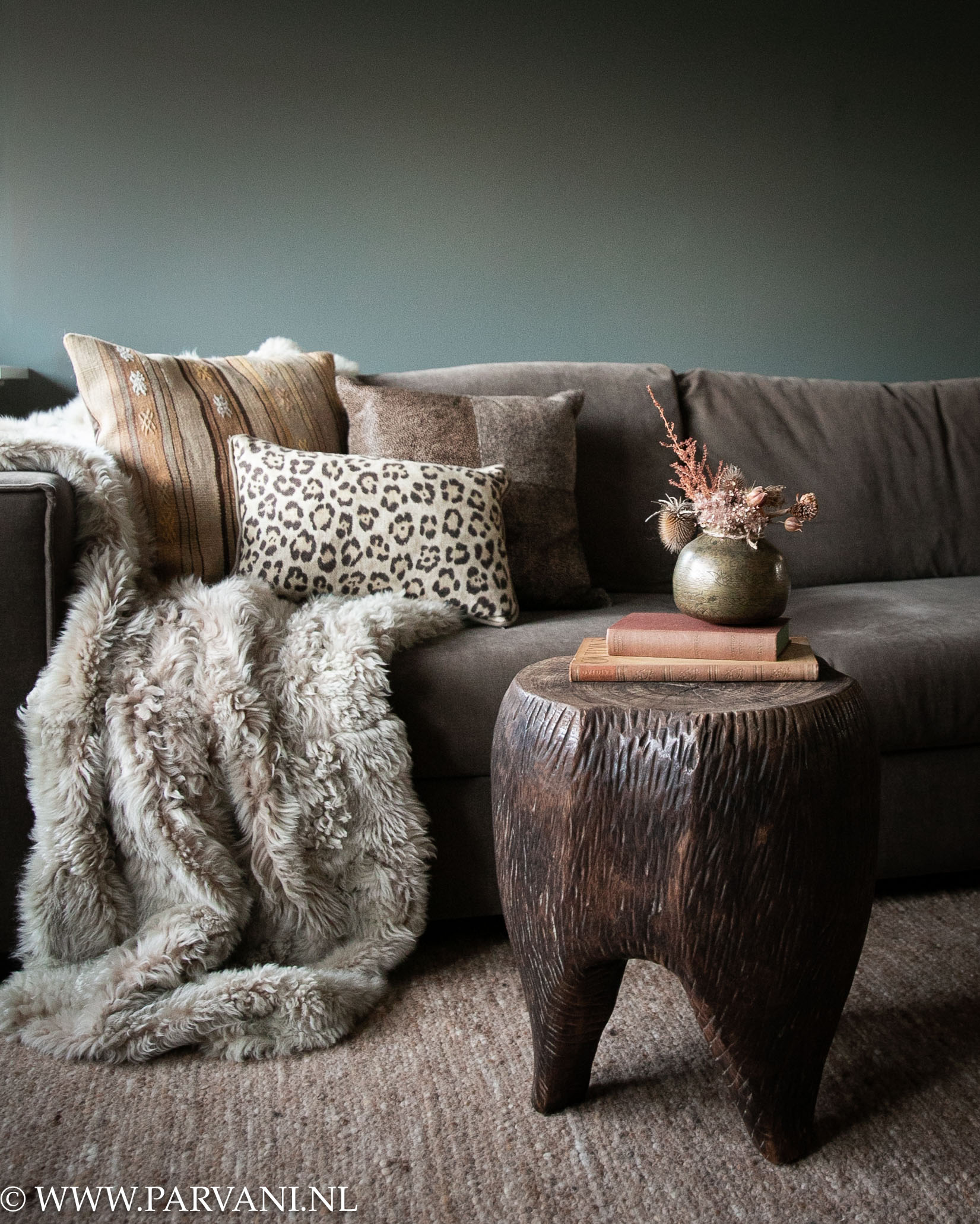 Donkerbruin houten bijzettafel met leuke vorm en geribbelde structuur afkomstig uit Indonesië