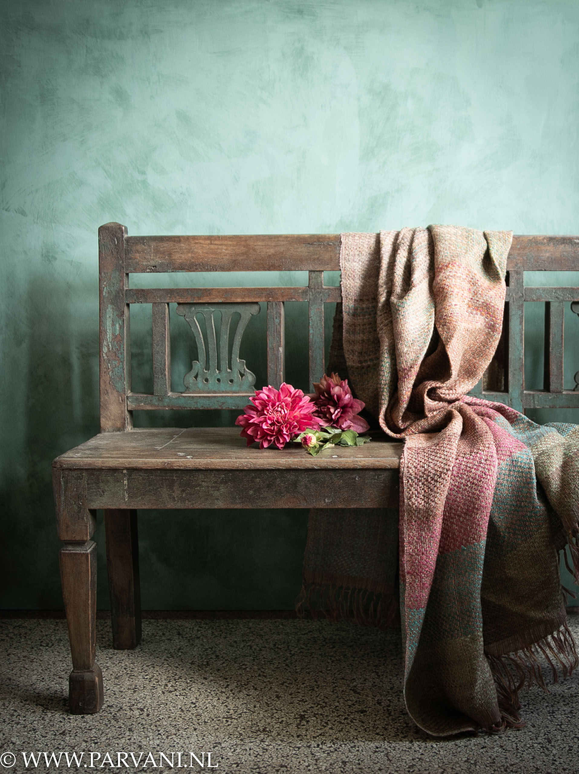 oud groen houten bankje uit India met kleurig linnen zijde plaid