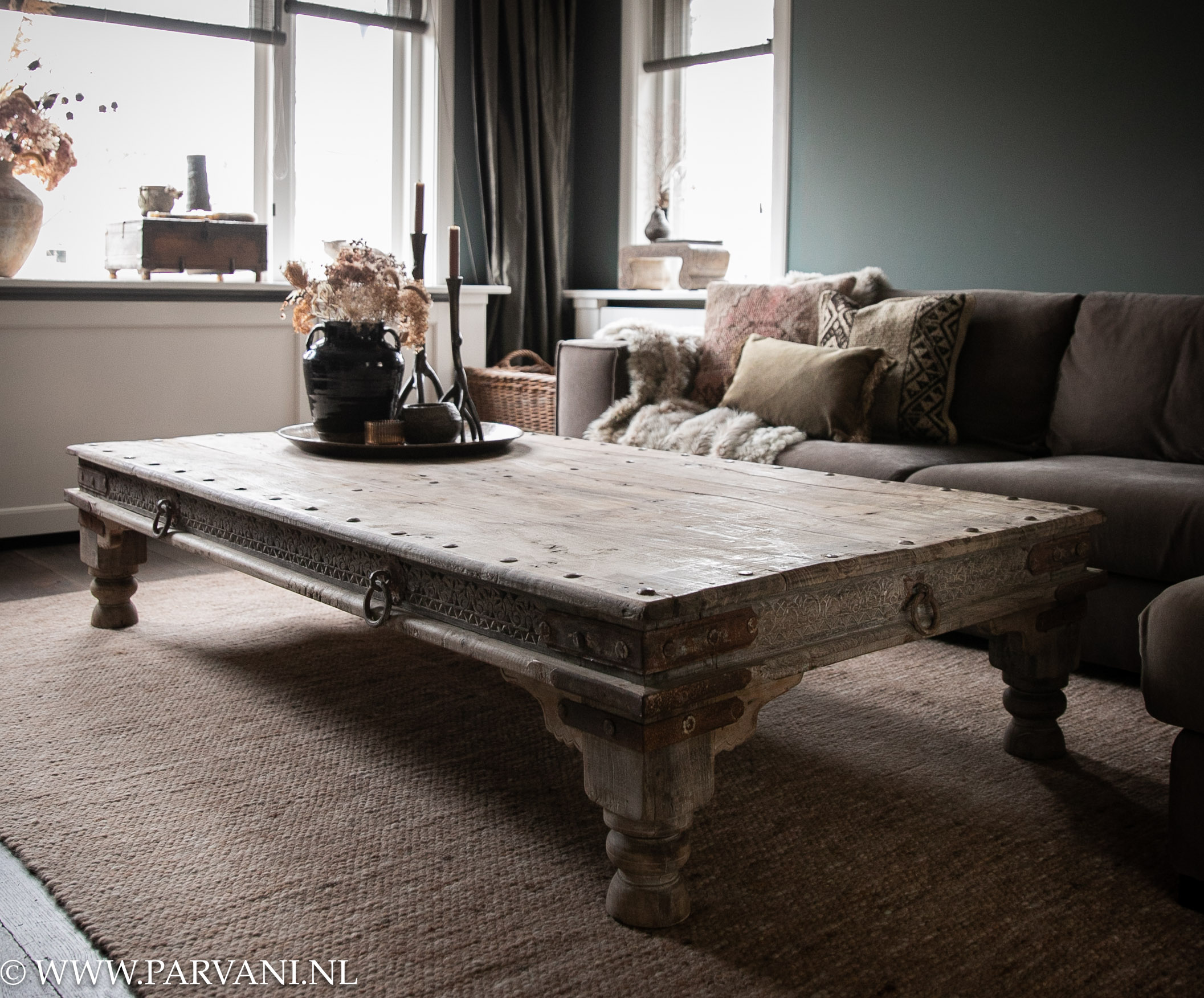 Grote unieke Indiase salontafel coffeetable met mooi vergrijsde kleur hout, snijwerk in de rand, siernagels, ijzerbeslag en metalen ringen