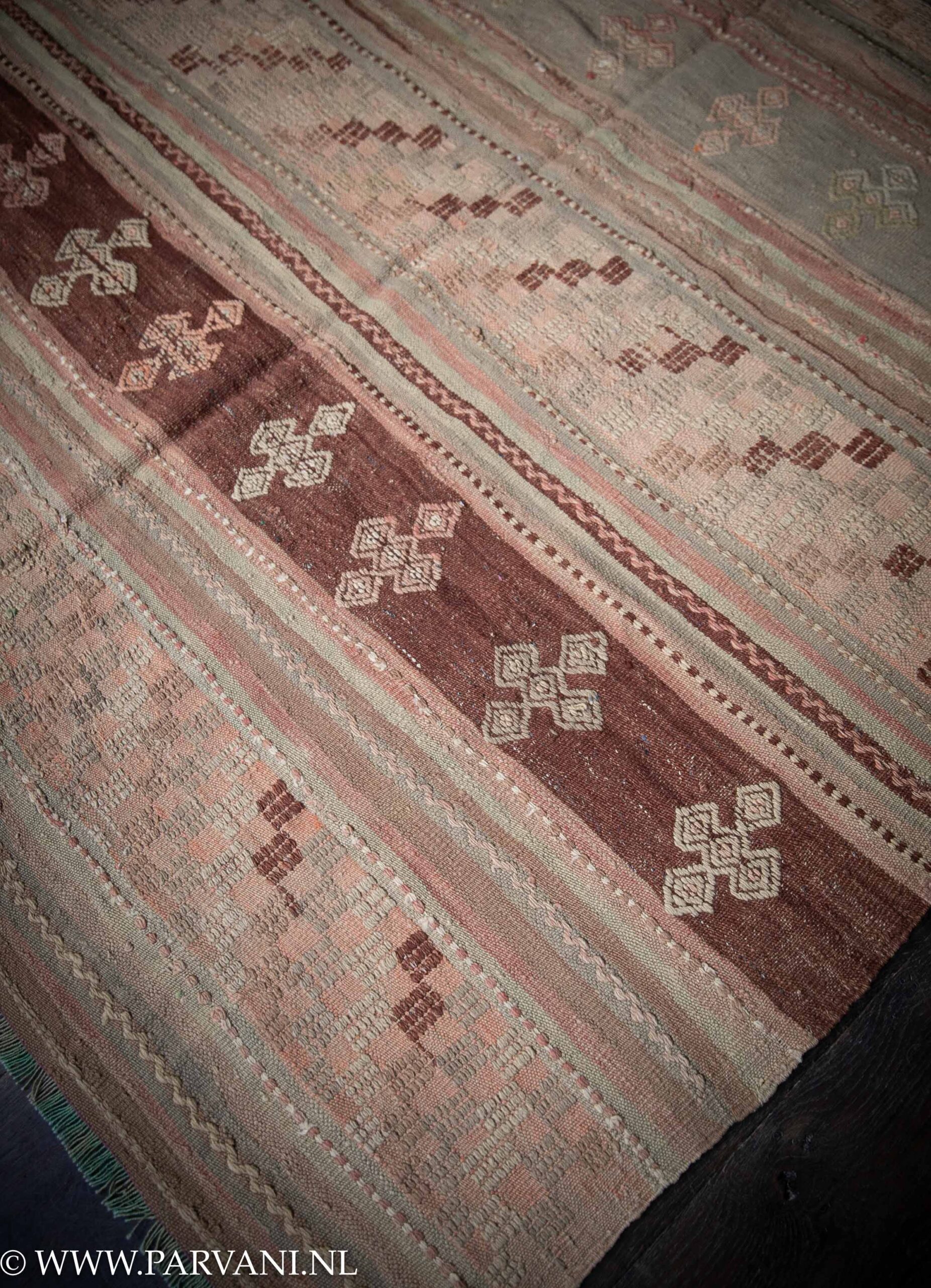 Kelim tapijt vloerkleed met mooi patroon in warme kleuren terra rood, roze en zachtgroen