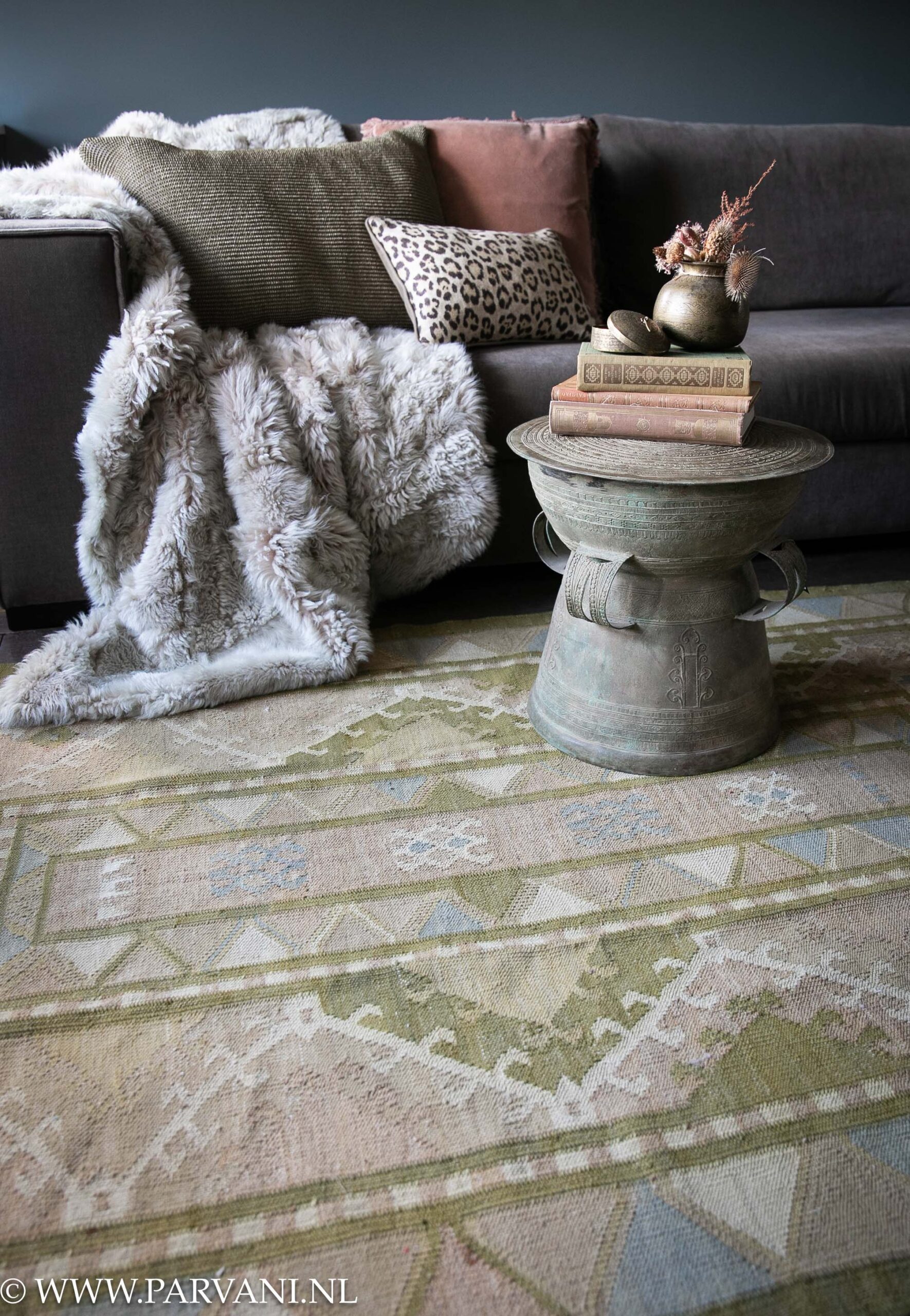 Klein formaat kelim tapijt in olijfgroen met oud roze en blauwe kleuren in het mooie patroon