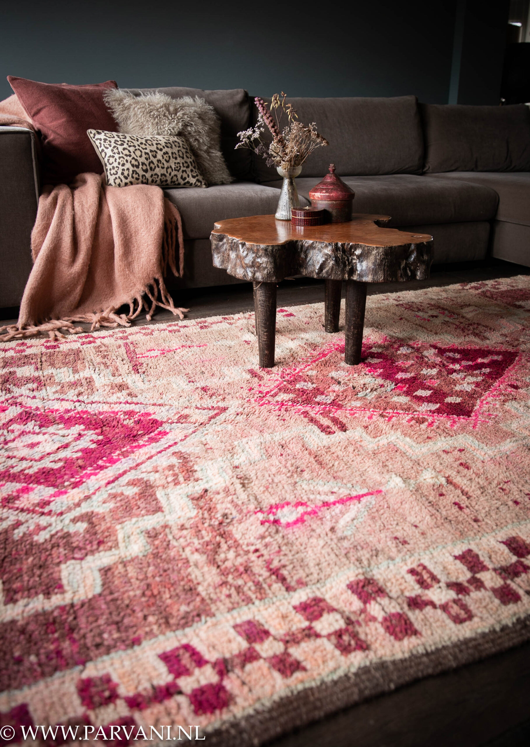 Kleurrijk wollen berber tapijt in warme terra roze aubergine en magenta fuchsia kleuren met mooi patroon