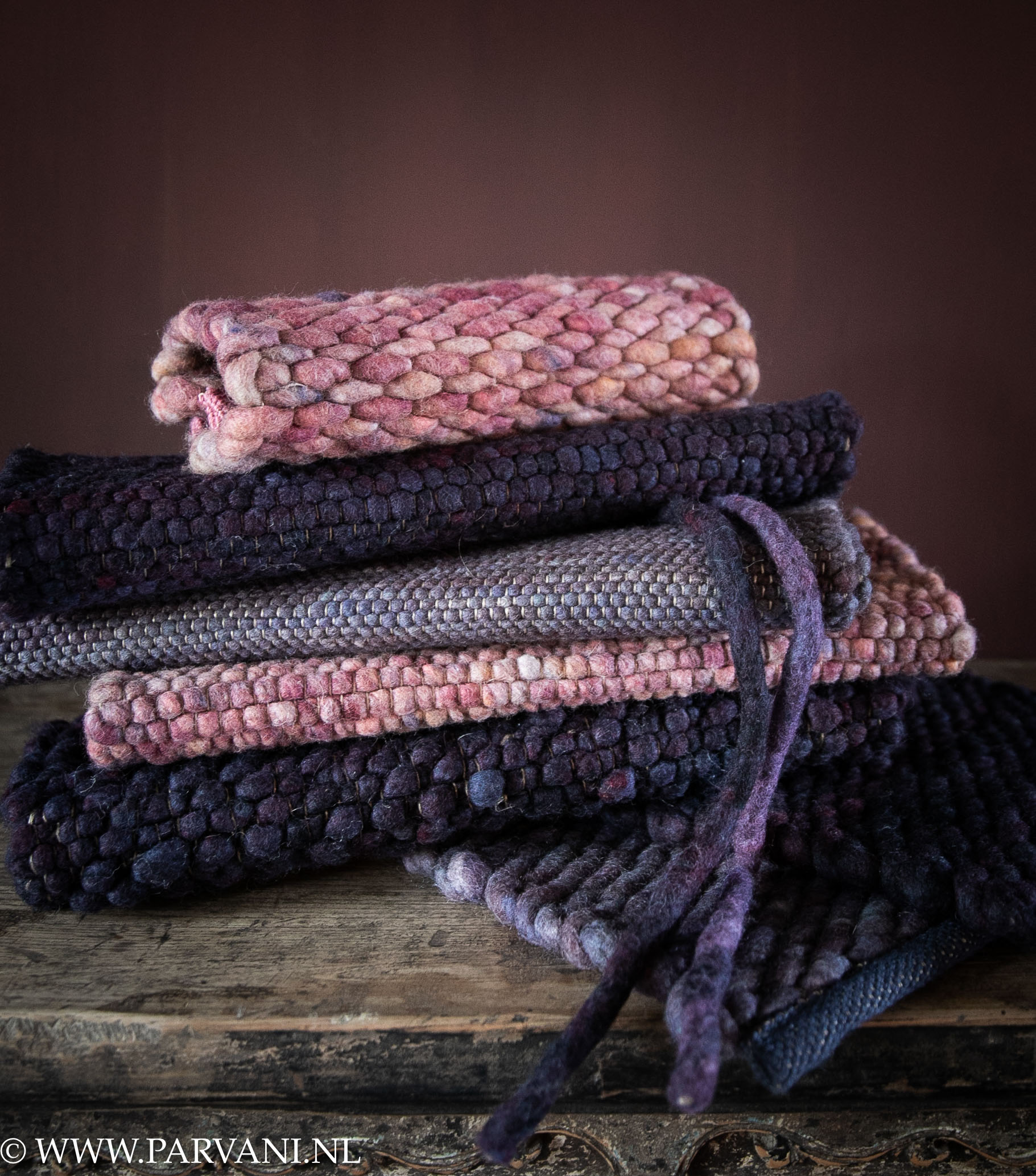 Kleurrijke handgeknoopte wollen vloerkleden tapijten in warme paars roze en aubergine tinten (Perletta Carpets)