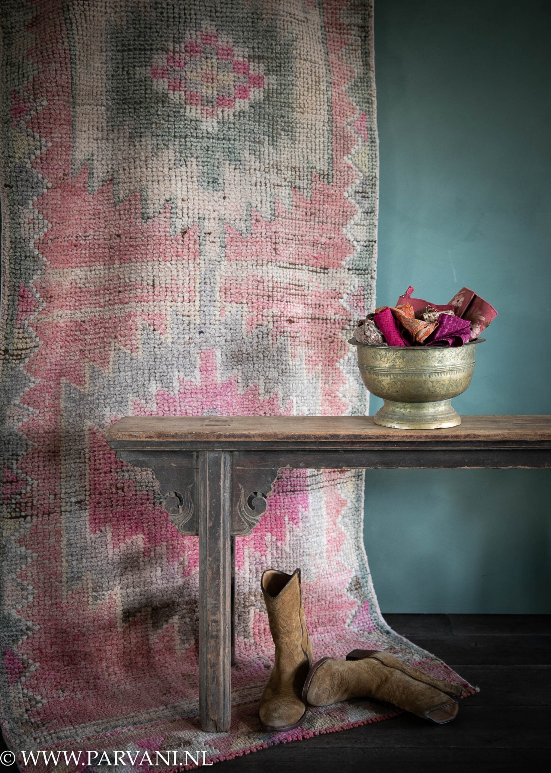 Vintage tapijt met 3 D effect in terra roze kleur met oker en groentinten en zwart patroon