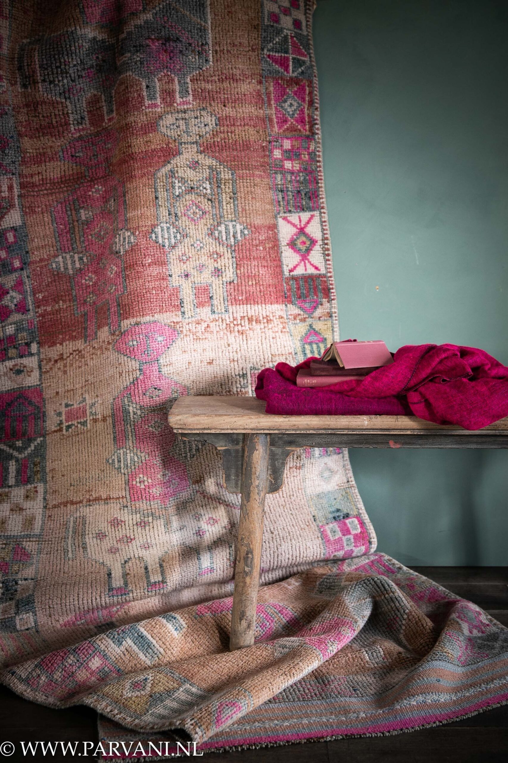 Kleurrijke vintage loper kelim runner met mooi patroon in warme terra oranje roze tinten met blauw en oud houten bankje