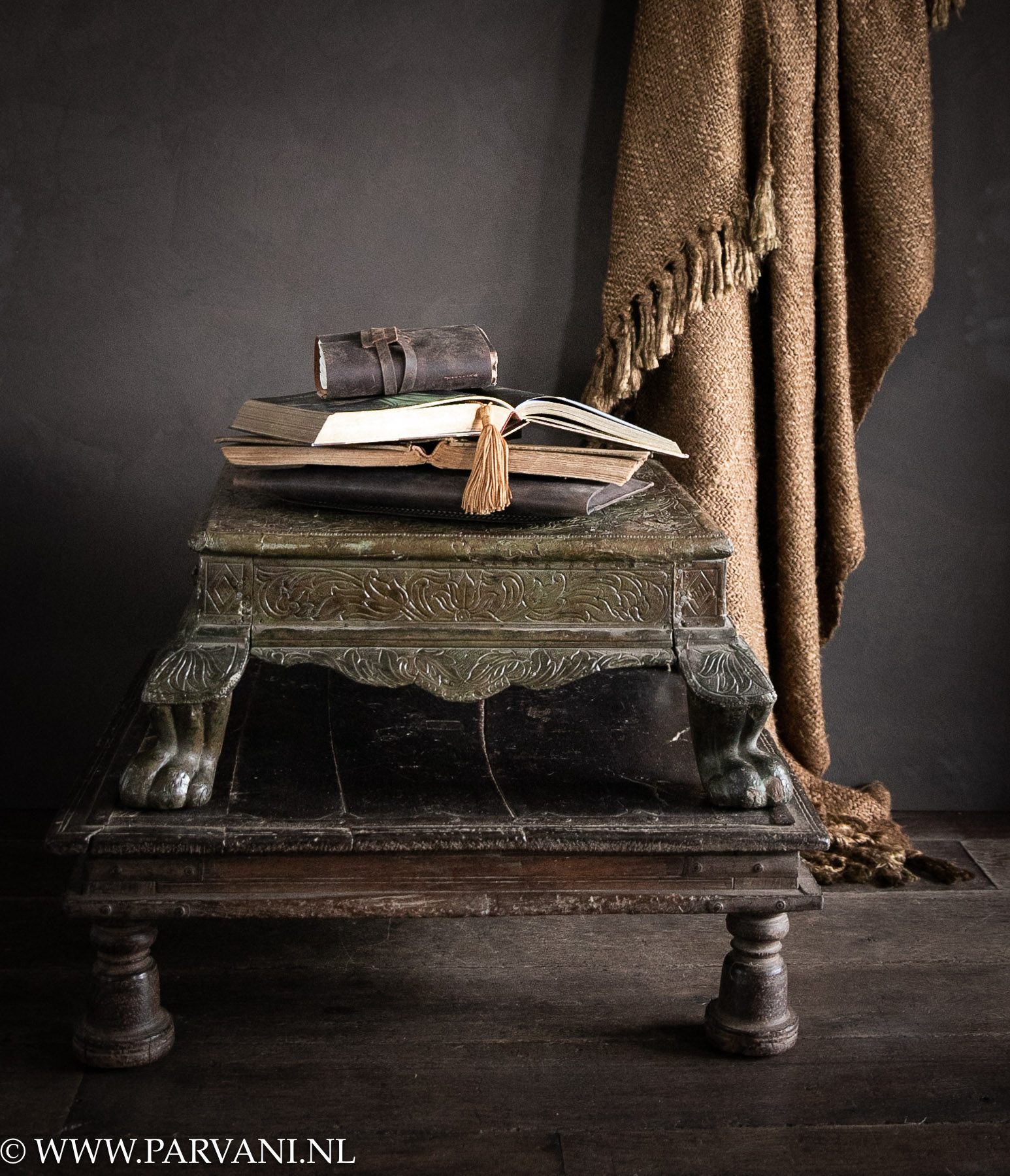 Lage vierkante Indiase bajot bijzettafels in donkerbruin hout met metaalbeslag en leeuwenpootjes