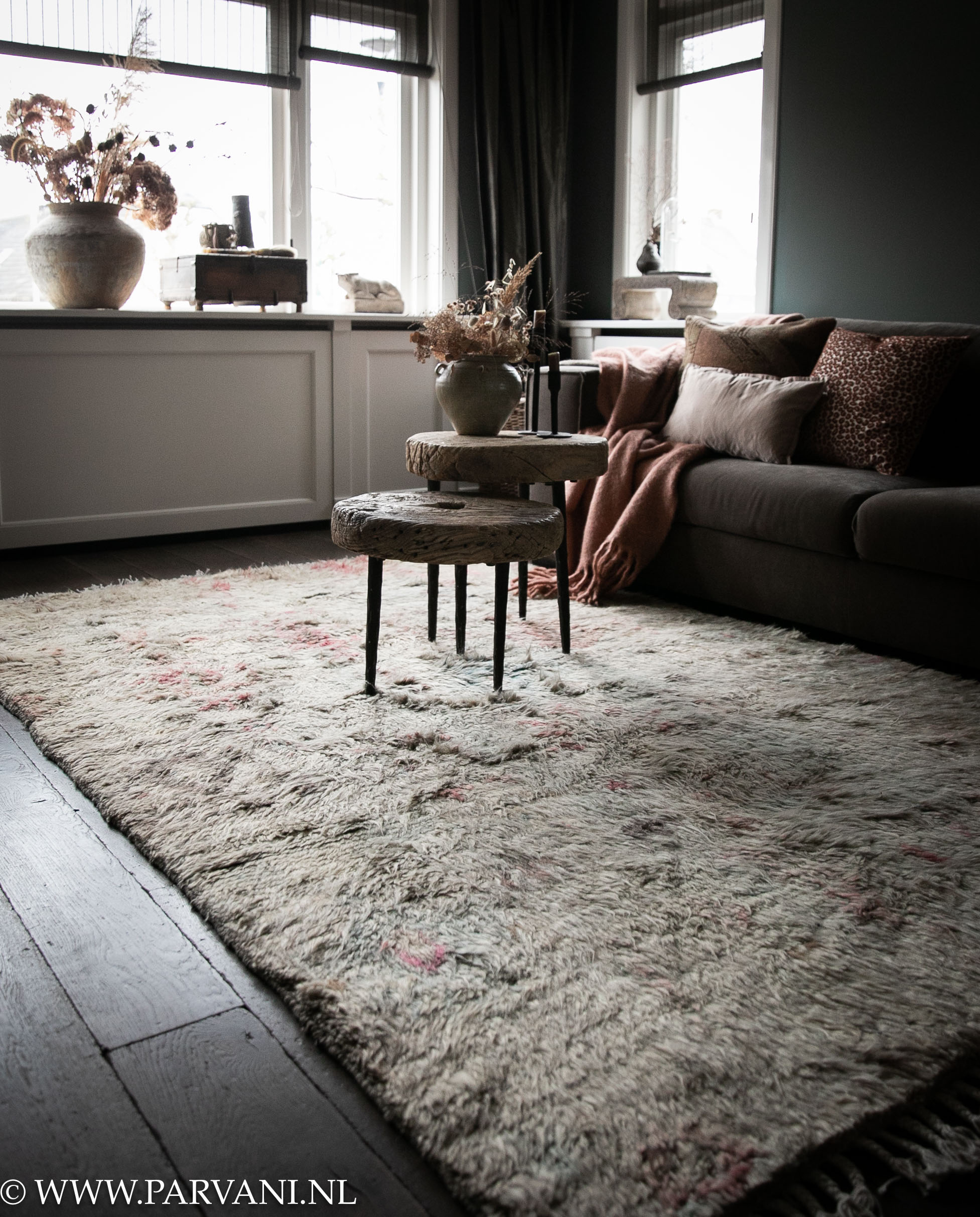 Hoogpolig wollen Berber tapijt in lichte beige naturelle kleur met roze details