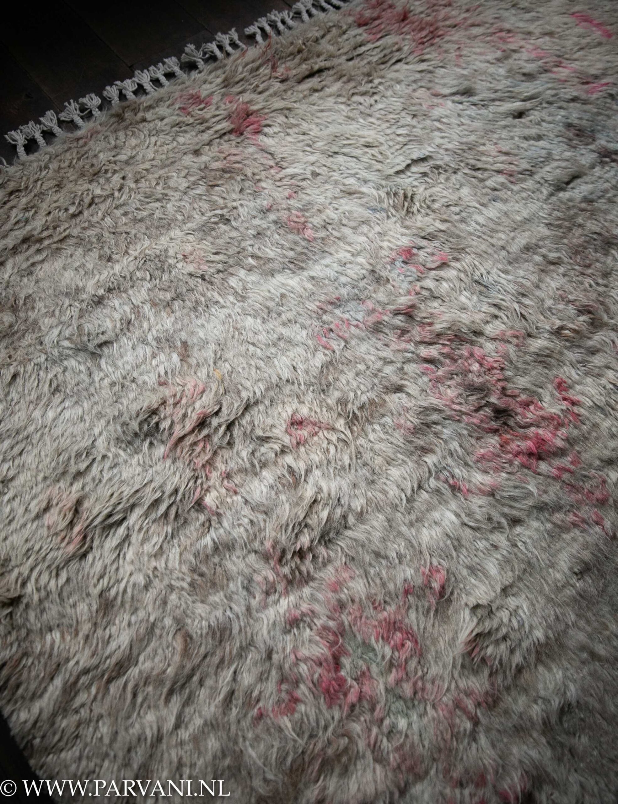 Hoogpolig wollen Berber tapijt in lichte beige naturelle kleur met roze details