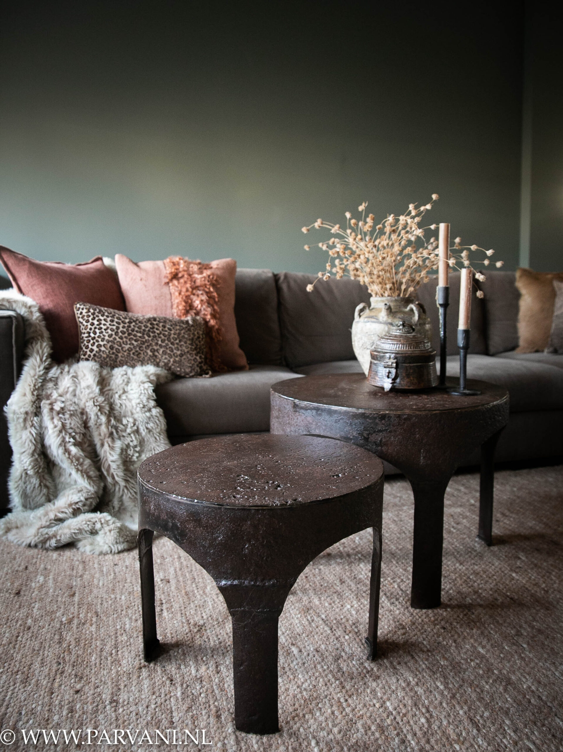 Ronde bruine metalen bijzettafels uit India met stoere vintage look