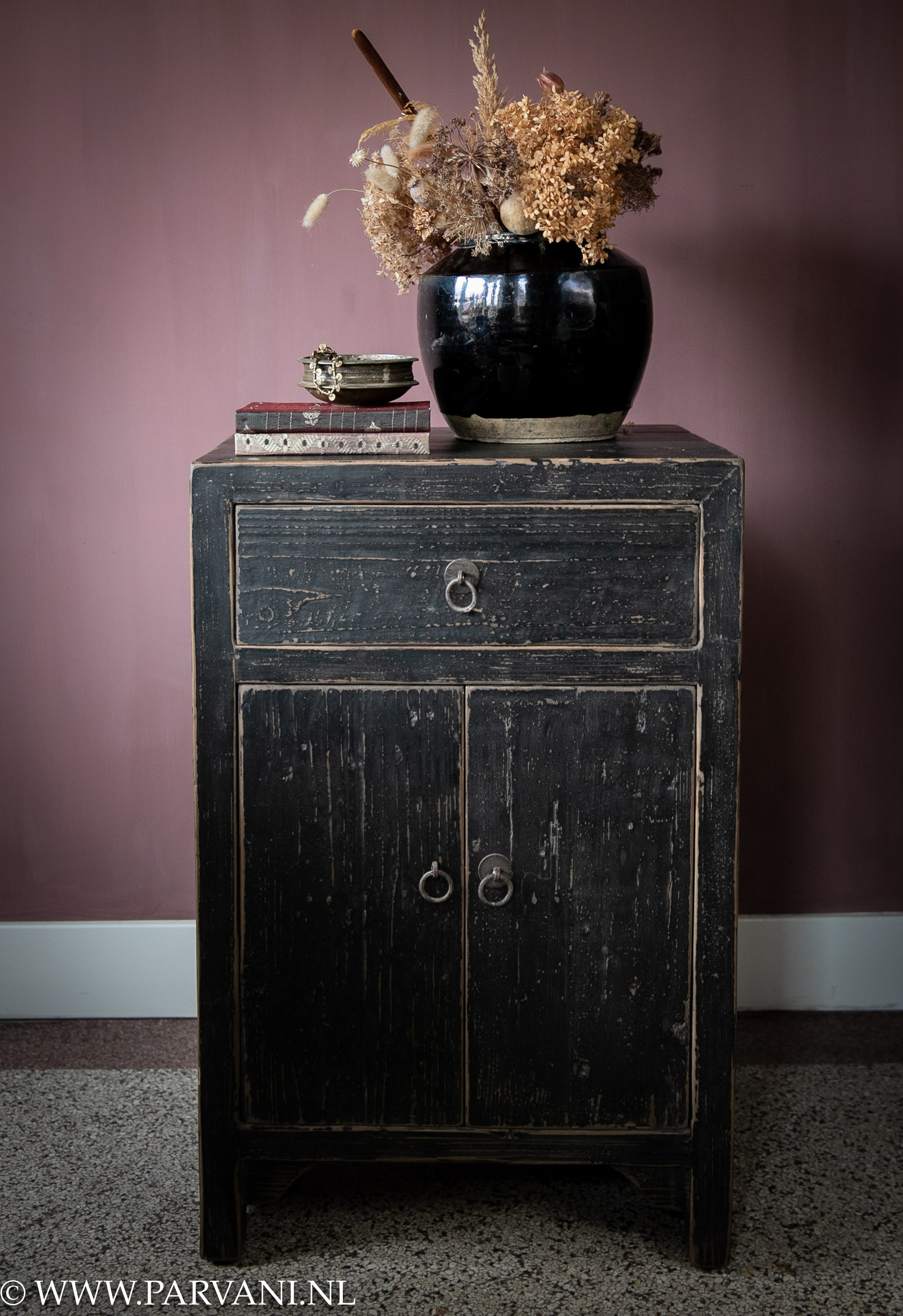 Set oud houten nachtkastjes uit China met zwarte patina