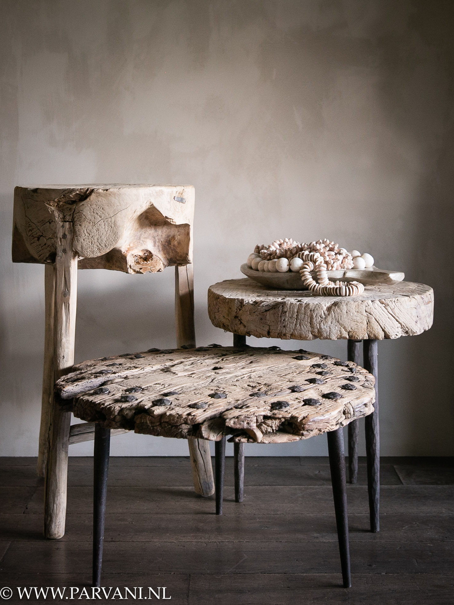 Oud ronde houten bijzettafels in lichte naturelle kleur met verschillende hoogtes en metalen pootjes