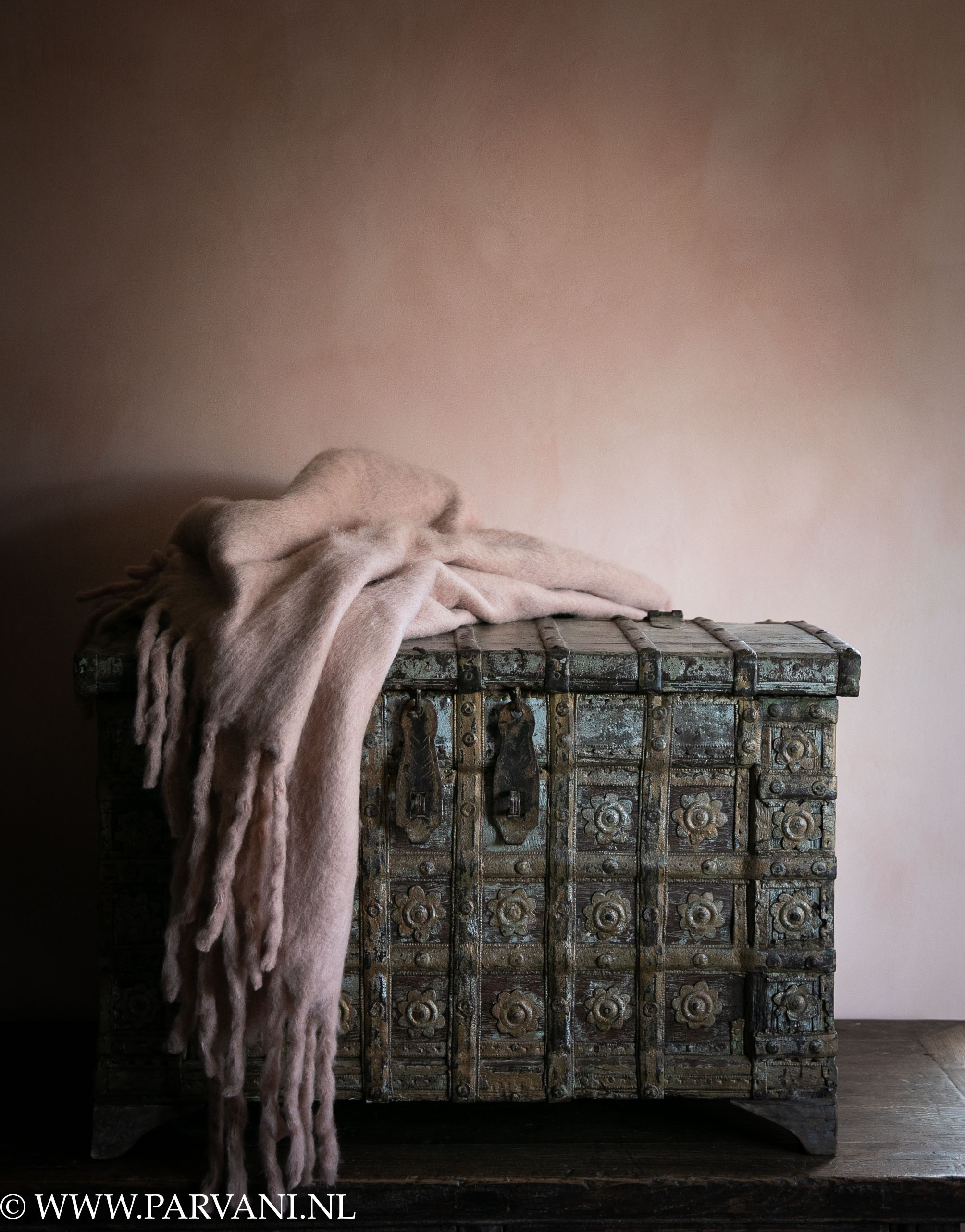 Oude houten kist uit India met messing ijzerbeslag en blauwgroene patina