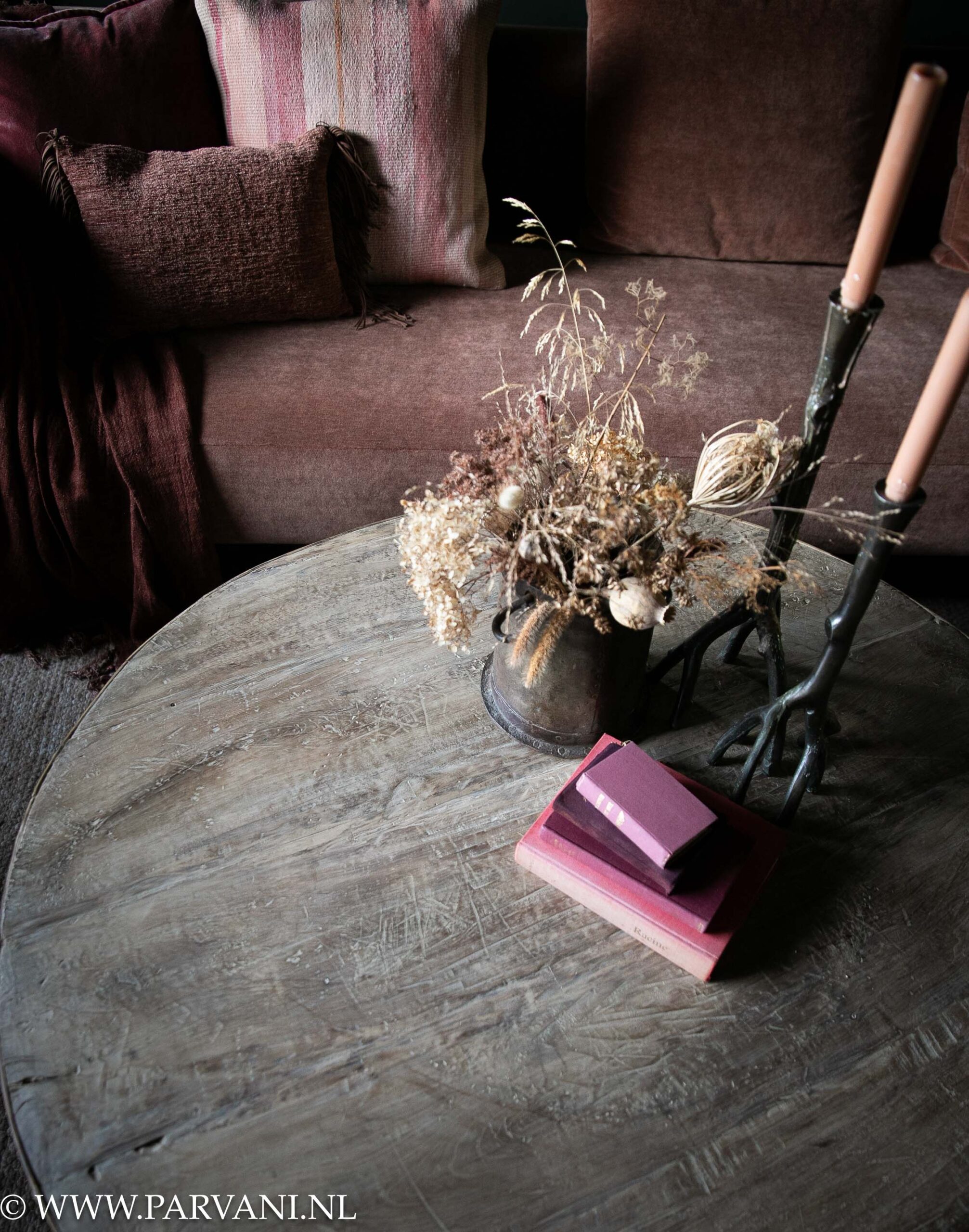 Oude ronde houten salontafel met lichte kleur blad en gesmede metalen pootjes