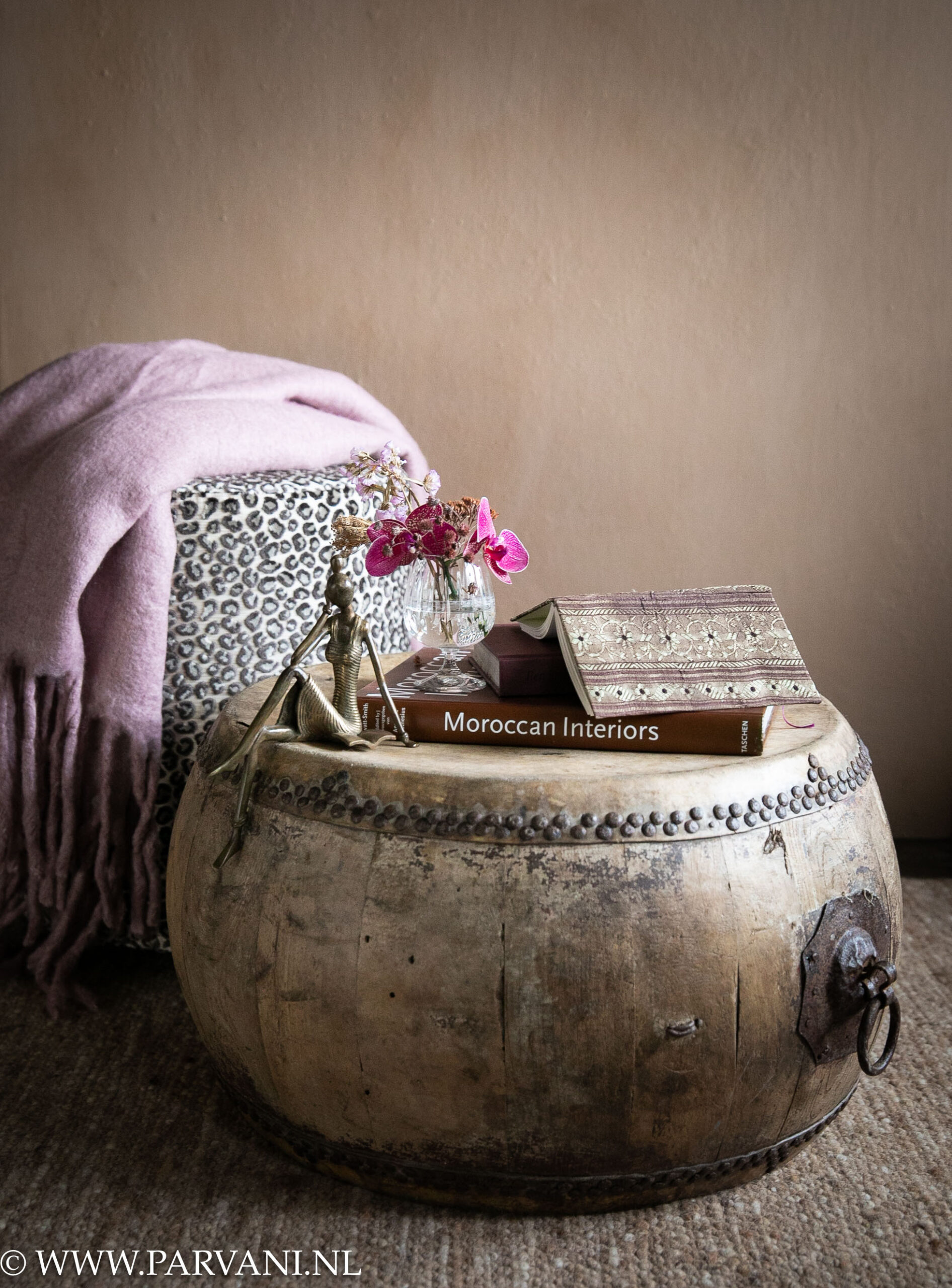 Unieke oude drum bijzettafel met ronde velvet leopard poef en bronzen beeldje zittende dame