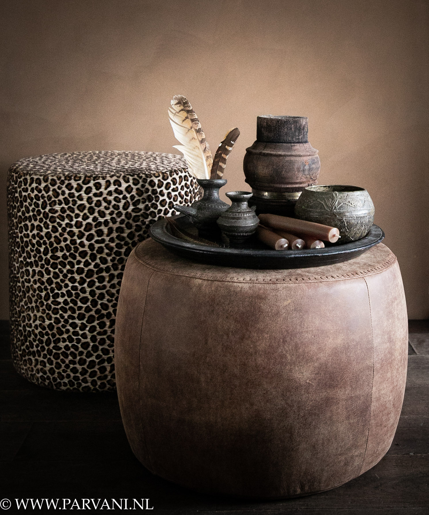 Ronde poef van bruin geschuurd leer en hoge poef met leopard stof