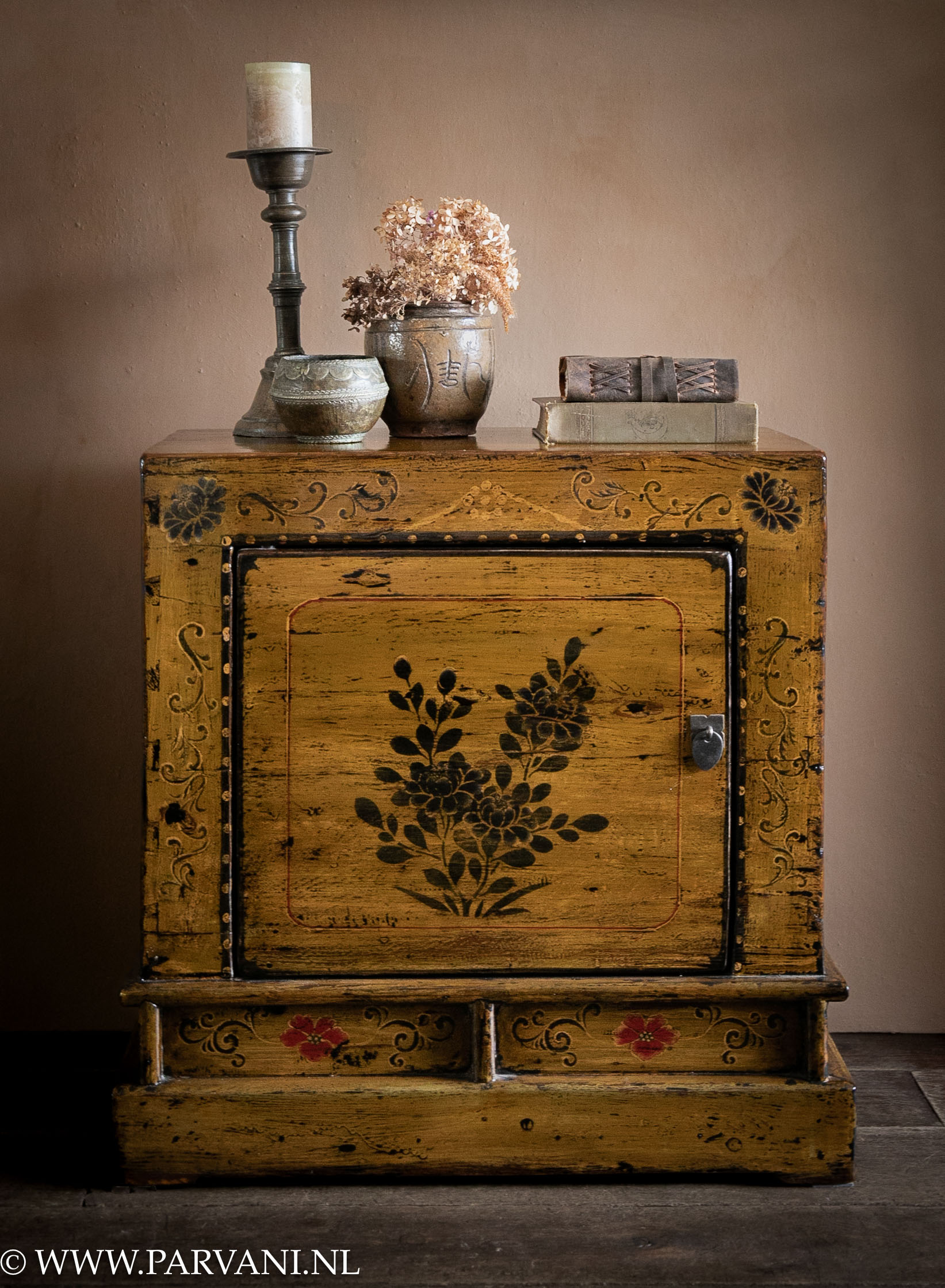 Set okergele nachtkastjes uit China met handgeschilderd bloem patroon