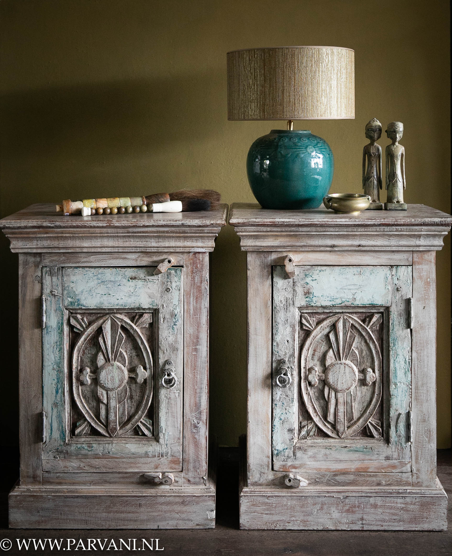 Set oude houten nachtkastjes met snijwerk uit India met kleine Chinese groene tafellamp met goudkleurige kap en oosterse accessoires