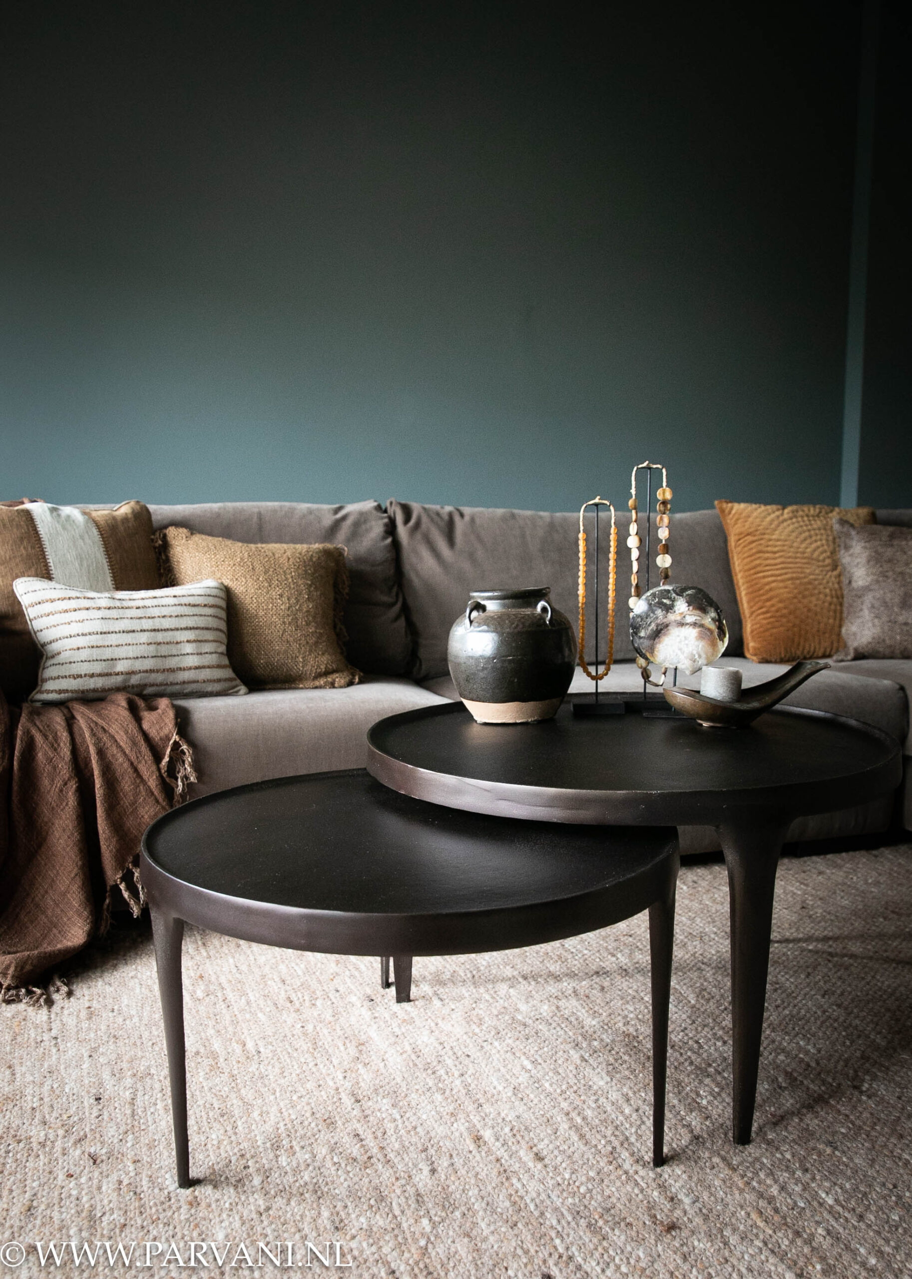 Set ronde metalen salontafels / bijzettafels met verschillende hoogtes in warme bruine bronskleur