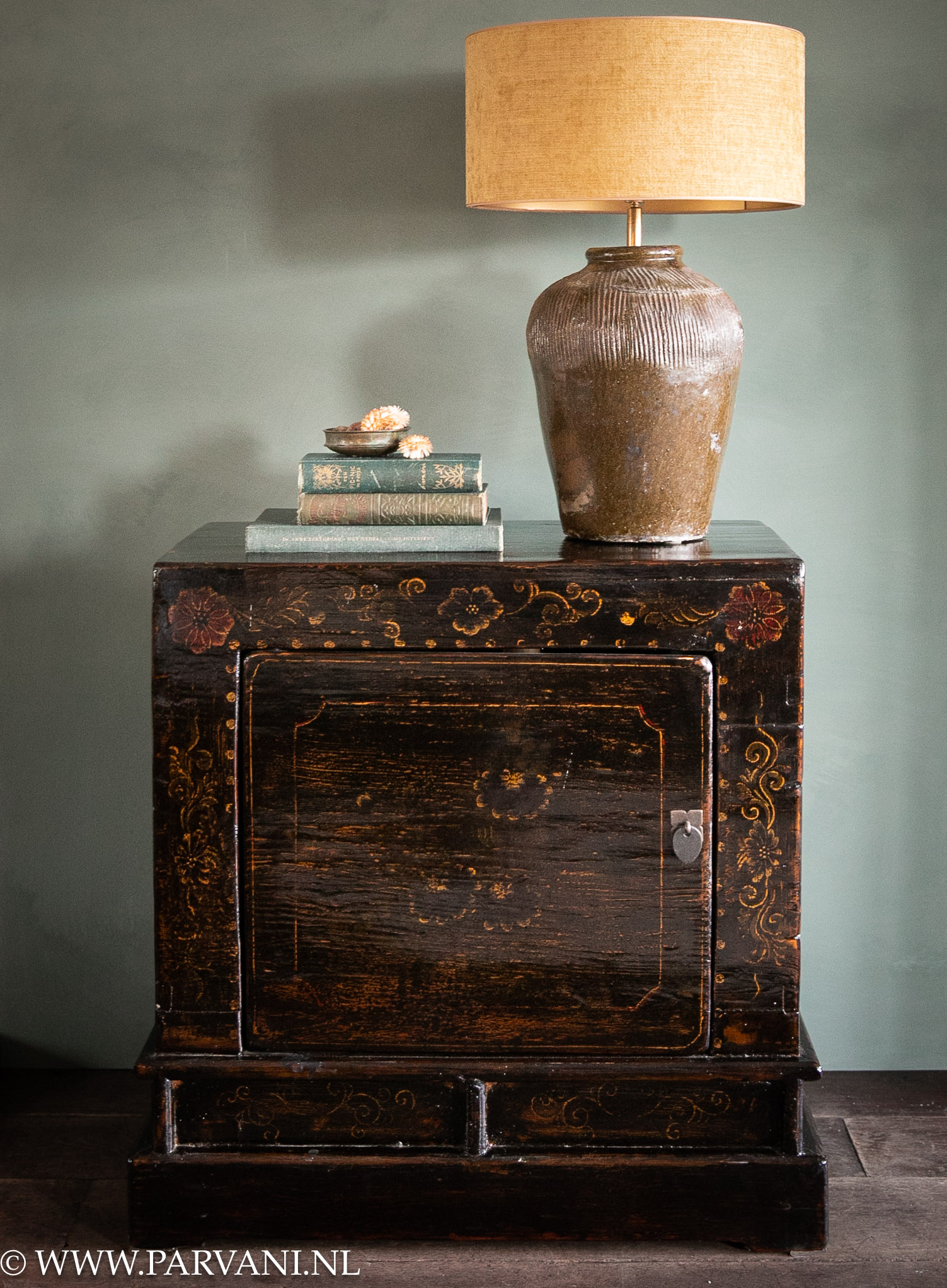 Set zwarte Chinese lakwerk nachtkastjes met beschildering en oude groene kruiklamp met okergele velvet kap
