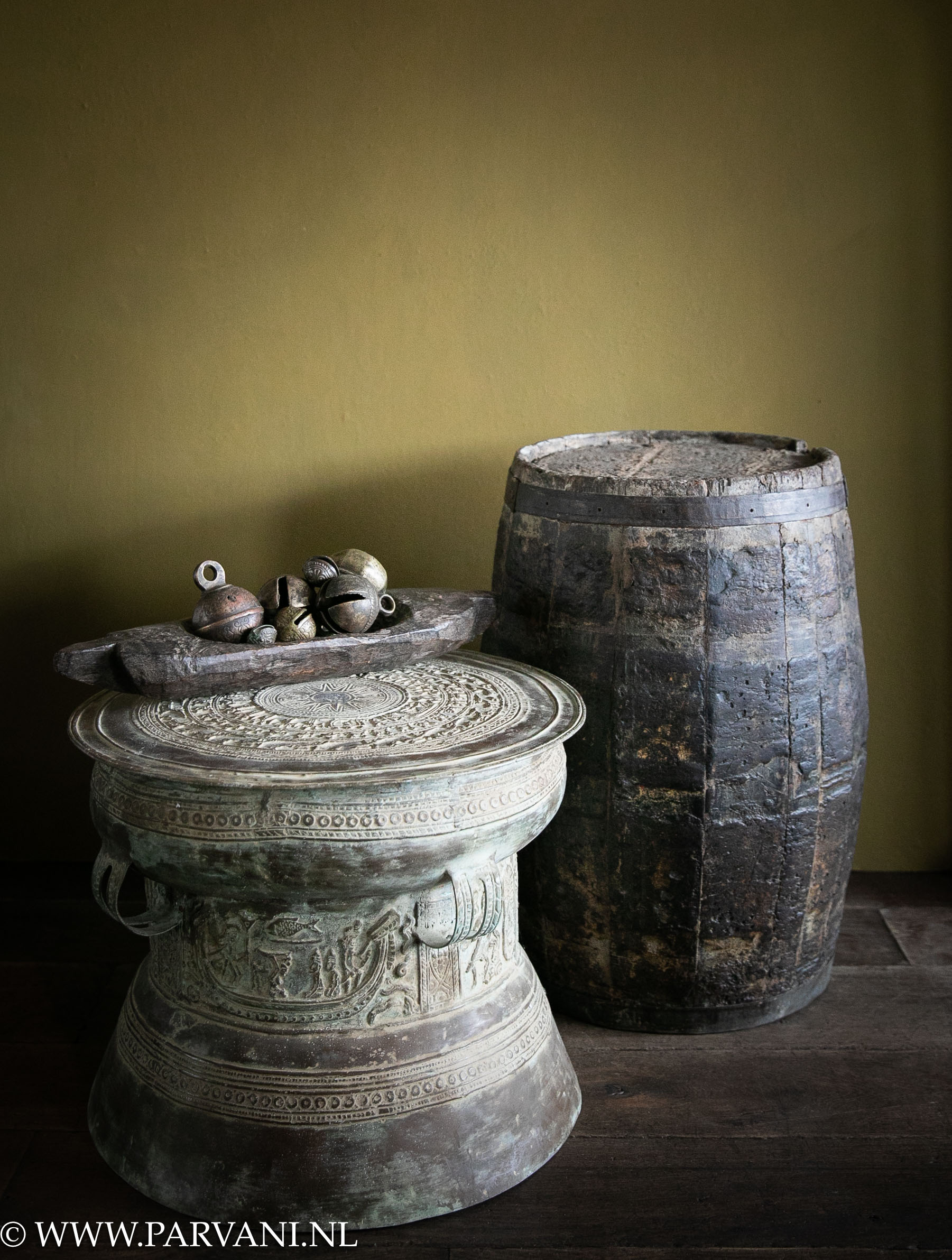 Unieke bronzen drum bijzettafel met oude houten ton uit India en schaal met bronzen bellen